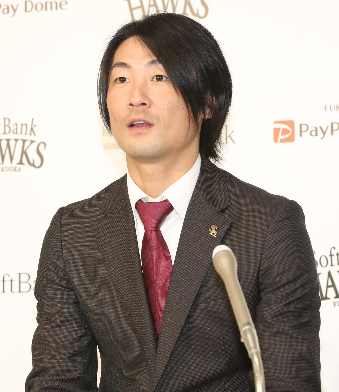 契約更改を終えて会見を行う明石（撮影・屋方直哉）