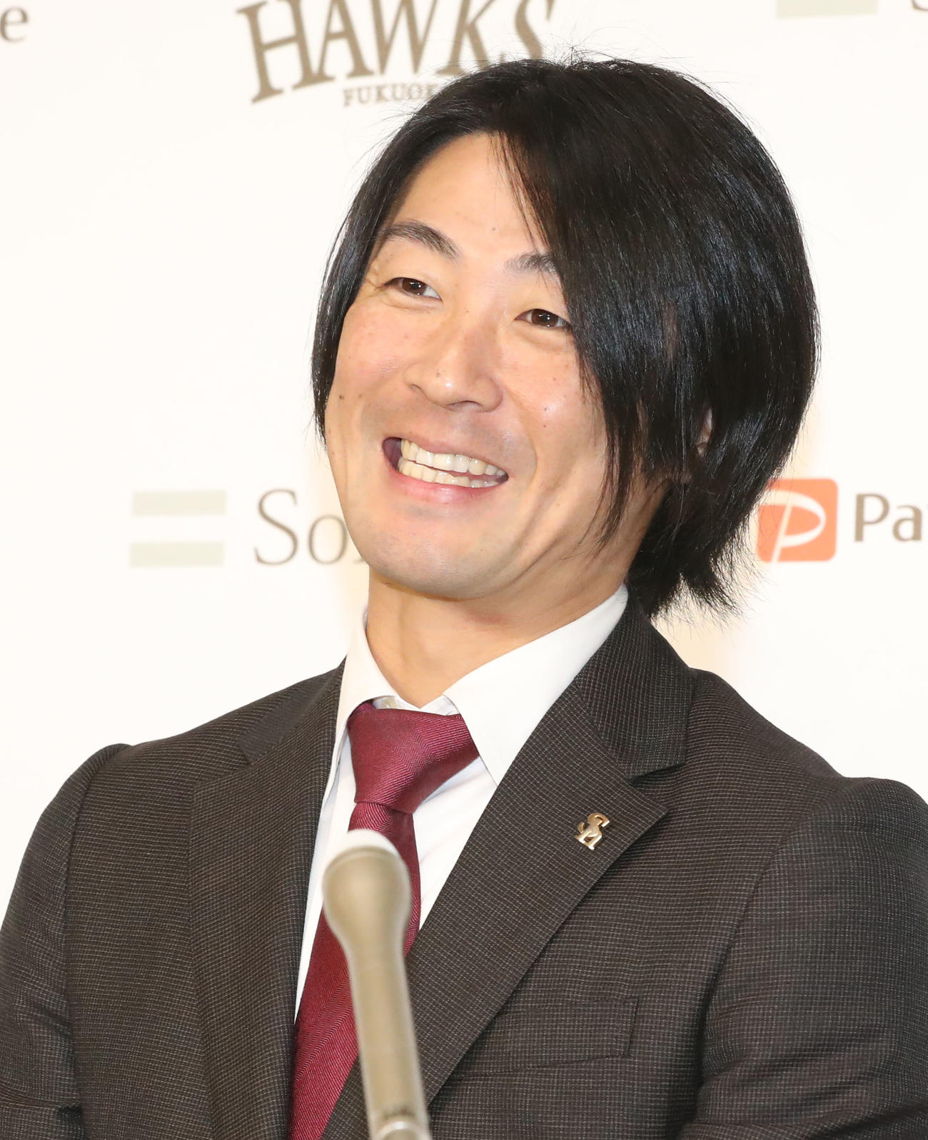 契約更改を終えて会見を行う明石（撮影・屋方直哉）