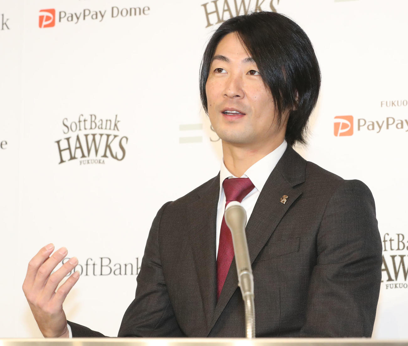 契約更改を終えて会見を行う明石（撮影・屋方直哉）