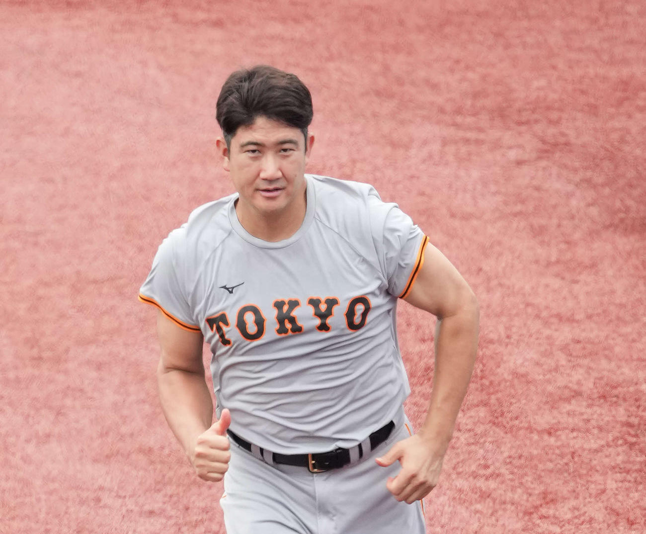 ダッシュを繰り返す巨人菅野（2021年6月撮影）
