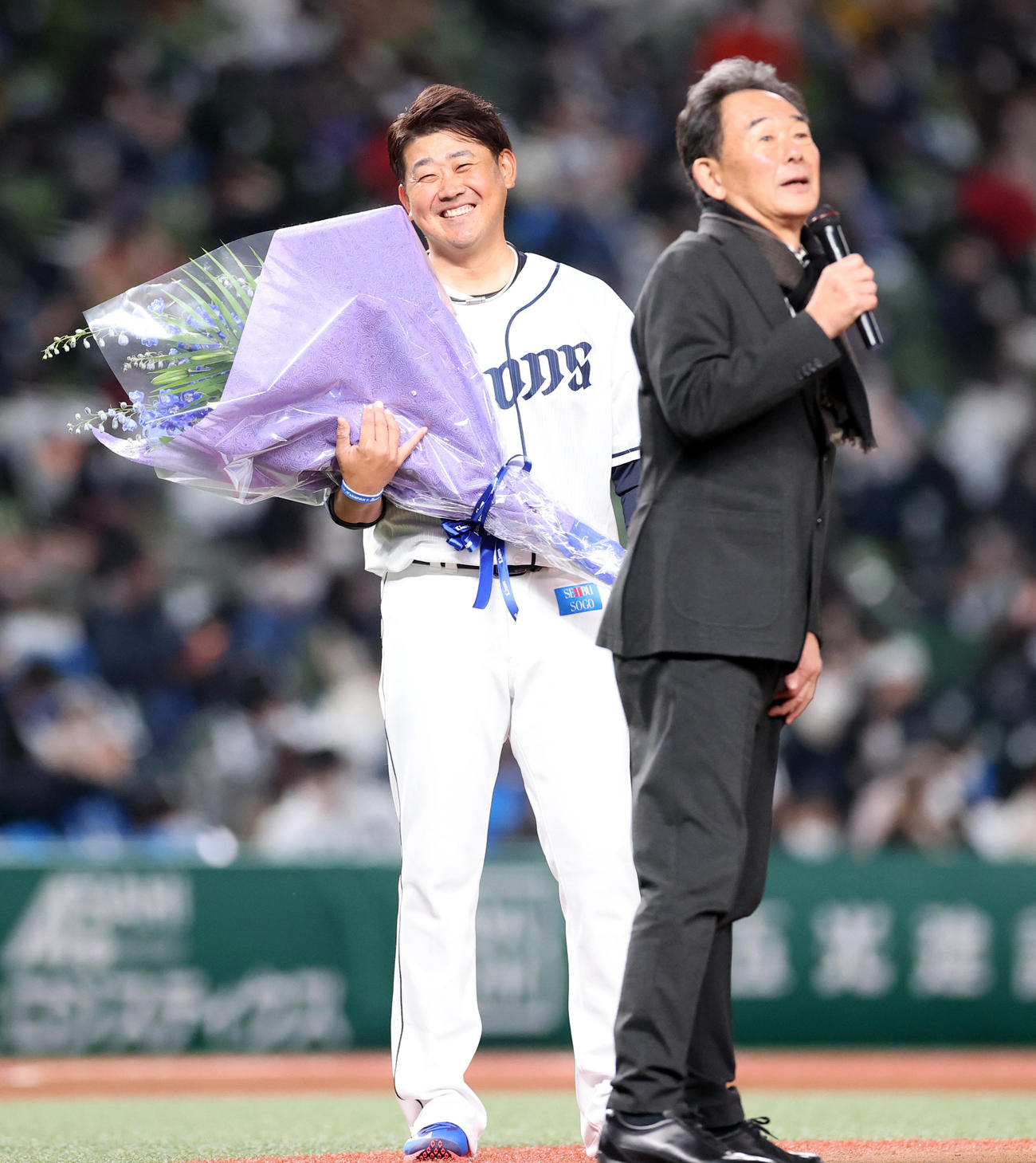 元監督の東尾修氏から花束を受け取り言葉に笑顔を見せる松大輔坂（2021年12月4日撮影）