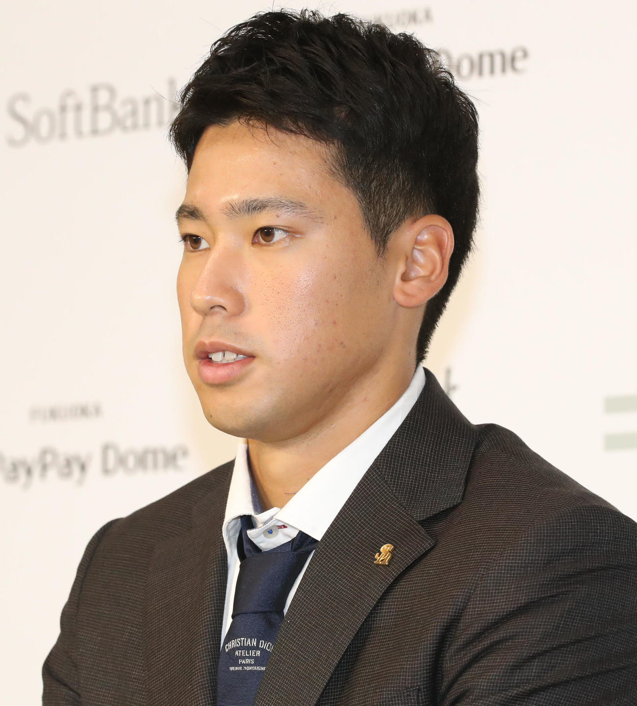 契約更改を終えて会見を行う尾形（撮影・屋方直哉）