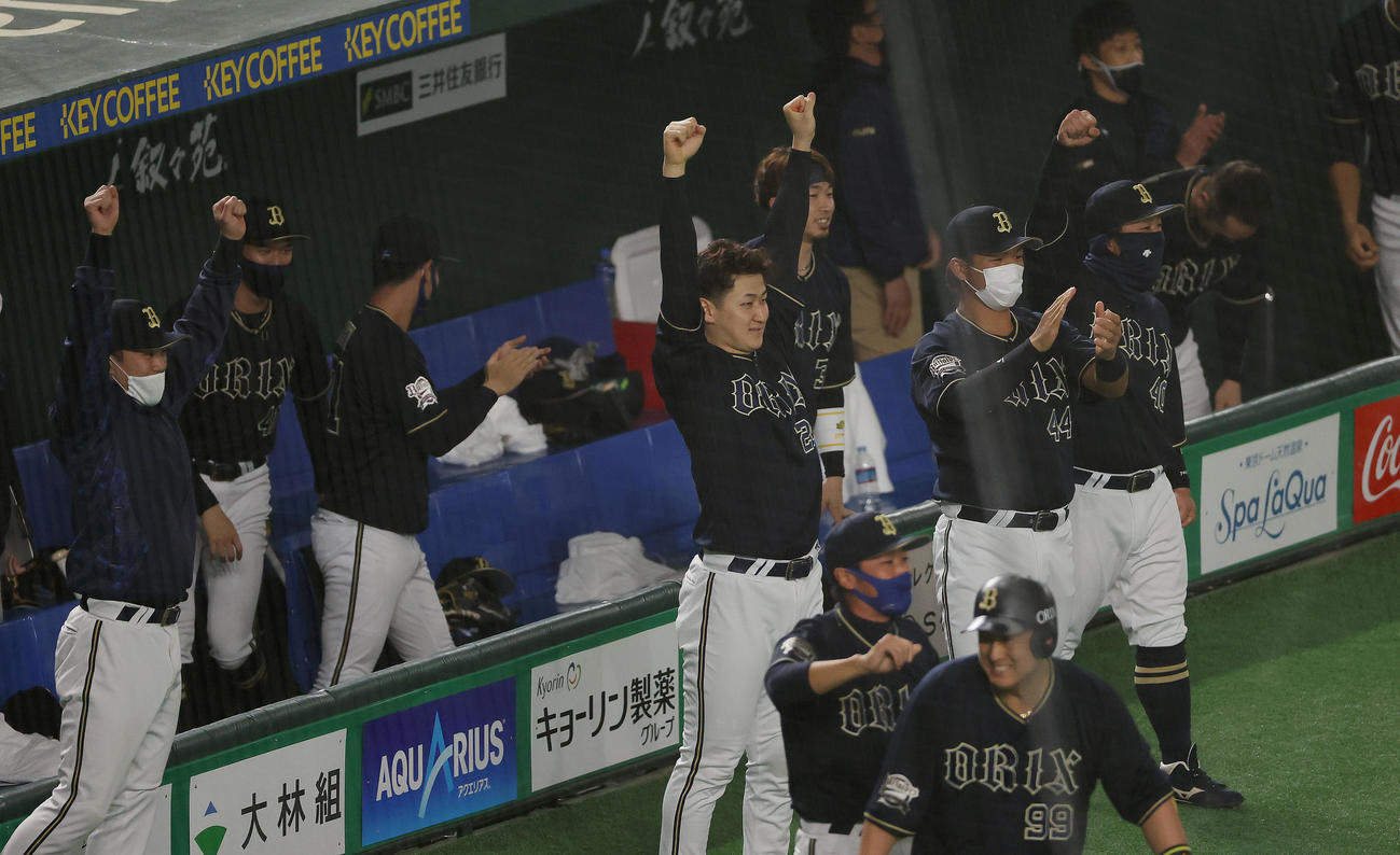 2021年11月24日、日本シリーズ第4戦の６回に同点に追いつき、ベンチを飛び出し喜ぶ紅林弘太郎（中央）