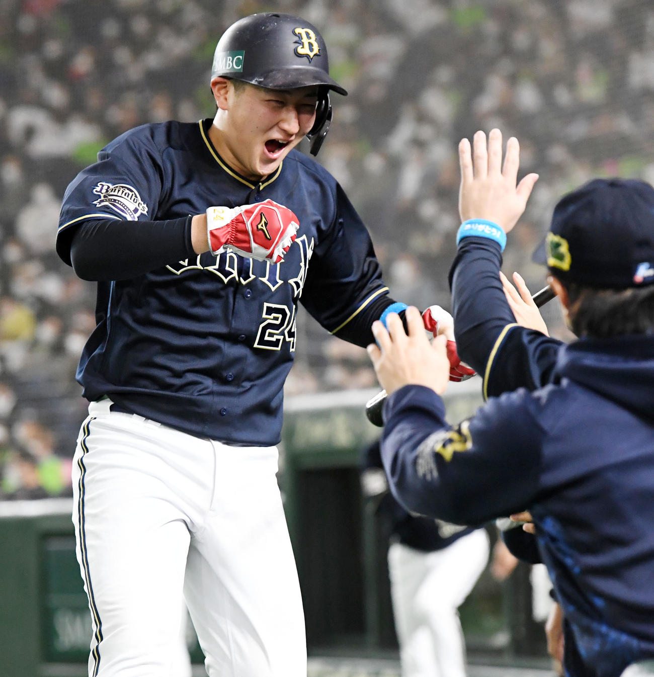 2021年11月23日、宗の適時打で生還し笑顔を見せる紅林