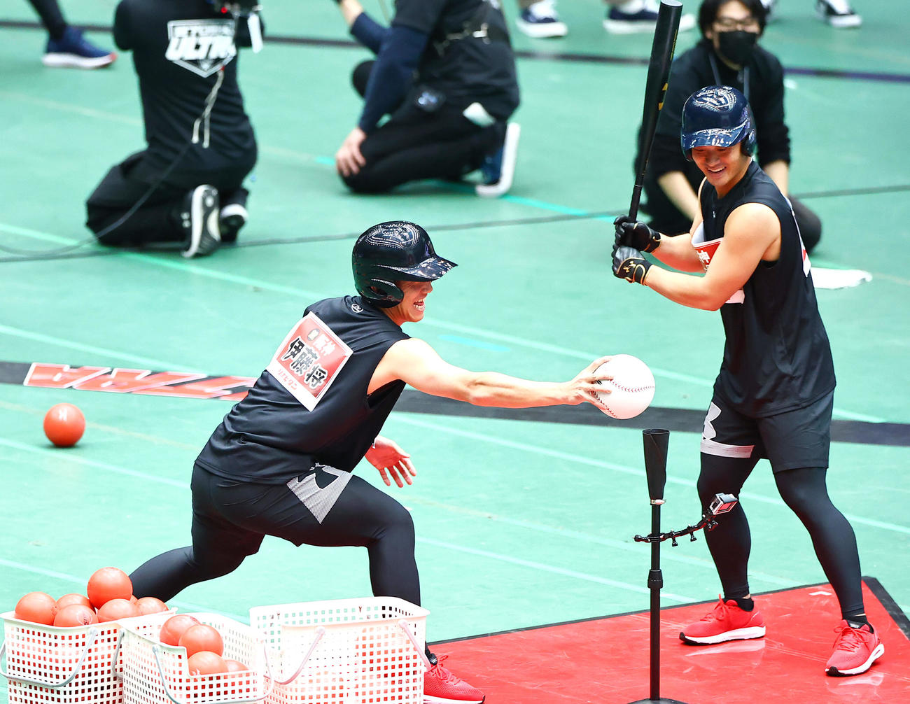「超プロ野球ULTRA」の収録で打撃する阪神坂本（右）をサポートする阪神伊藤将（撮影・上山淳一）