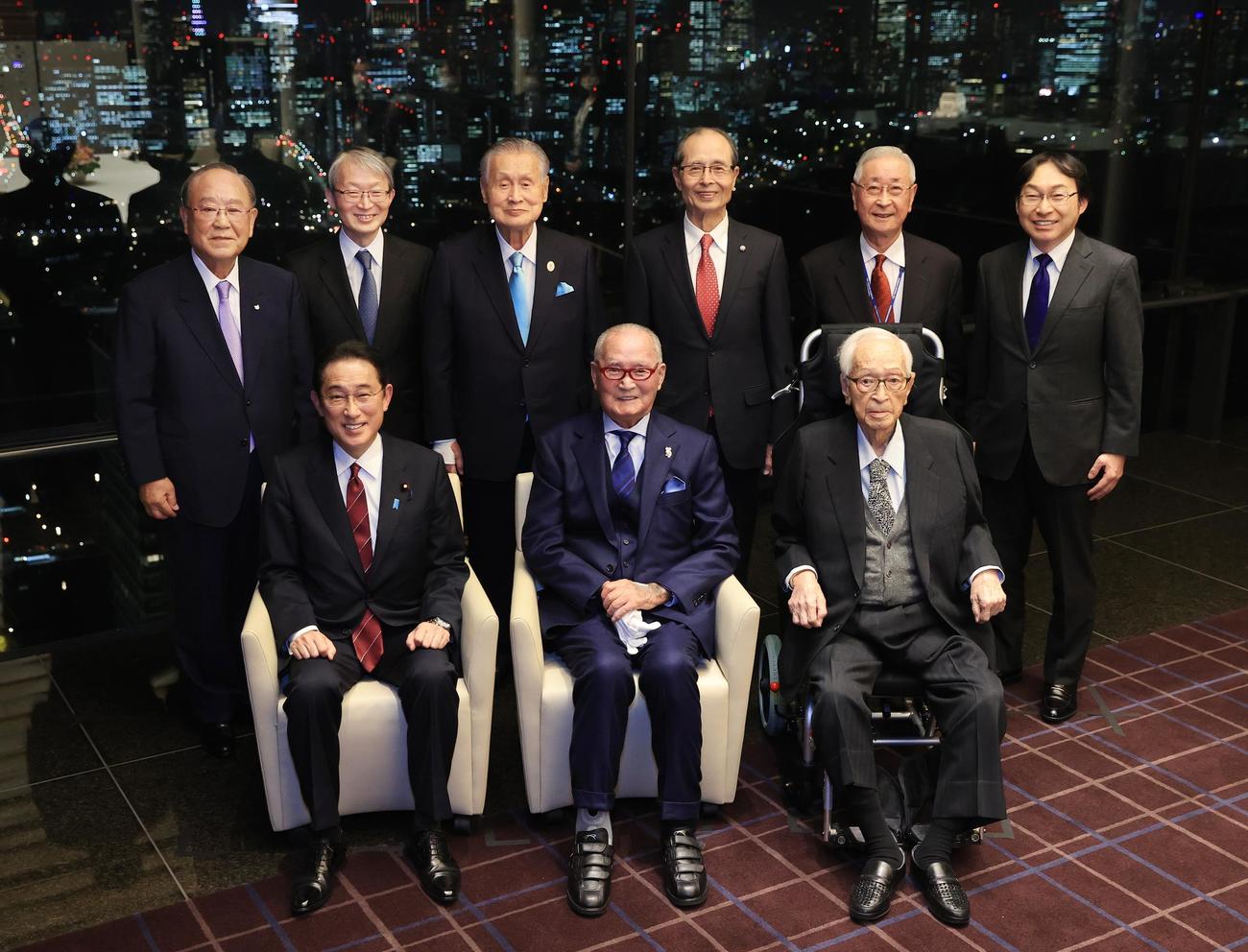 「長嶋茂雄氏の文化勲章受章をお祝いする会」で記念写真に納まる、前列左から岸田首相、巨人長嶋終身名誉監督、読売新聞グループ本社渡辺代表取締役主筆。後列左から燦燦会御手洗会長、巨人山口オーナー、森喜朗・元首相、ソフトバンク球団王会長、読売新聞グループ本社老川代表取締役会長、読売新聞東京本社村岡代表取締役副社長（代表撮影）