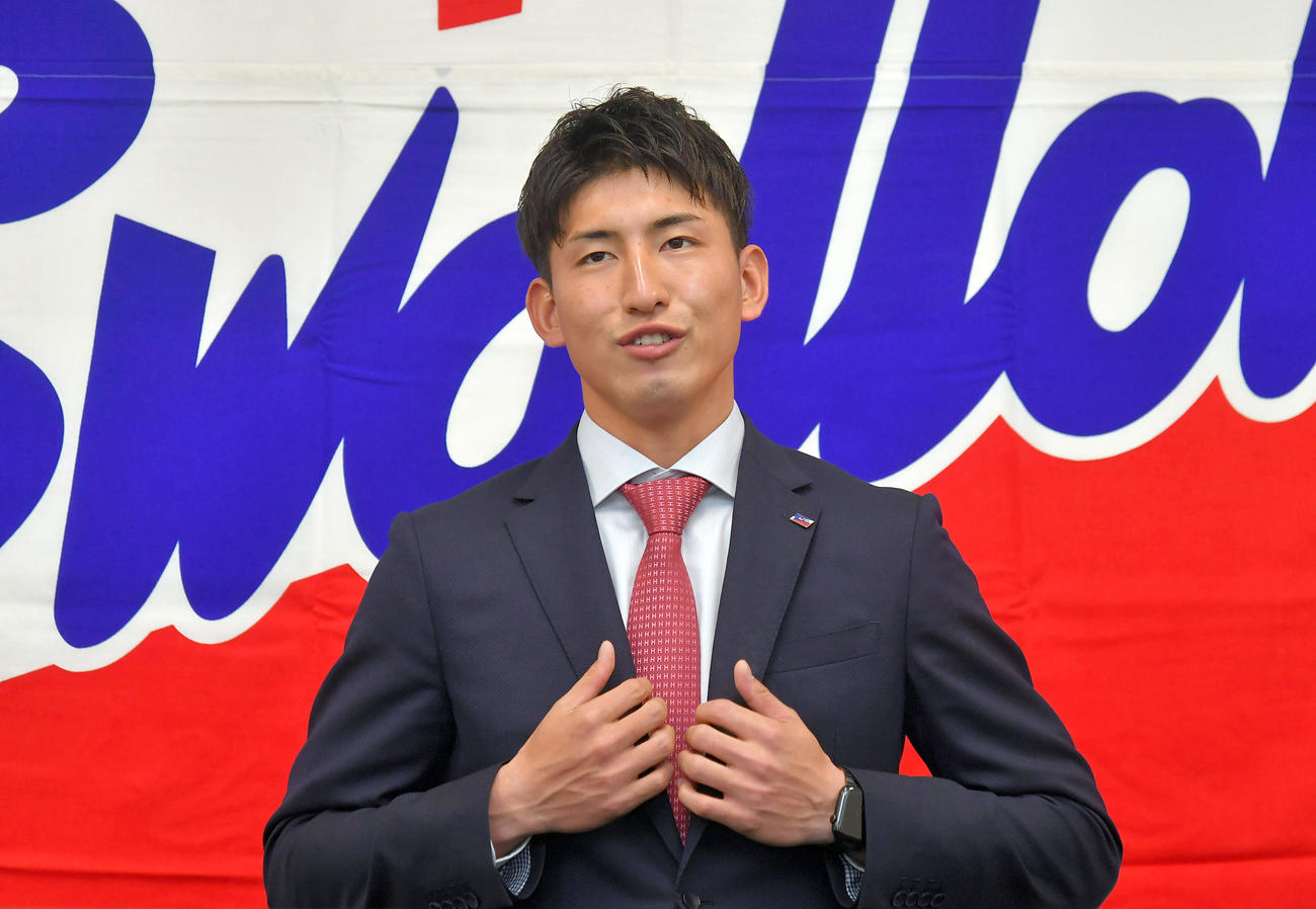 契約を更改した金久保優斗（代表撮影）