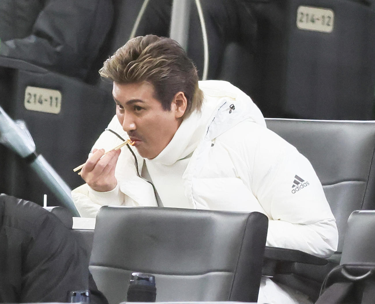 休憩中、昼食をとる日本ハム新庄監督（撮影・足立雅史）