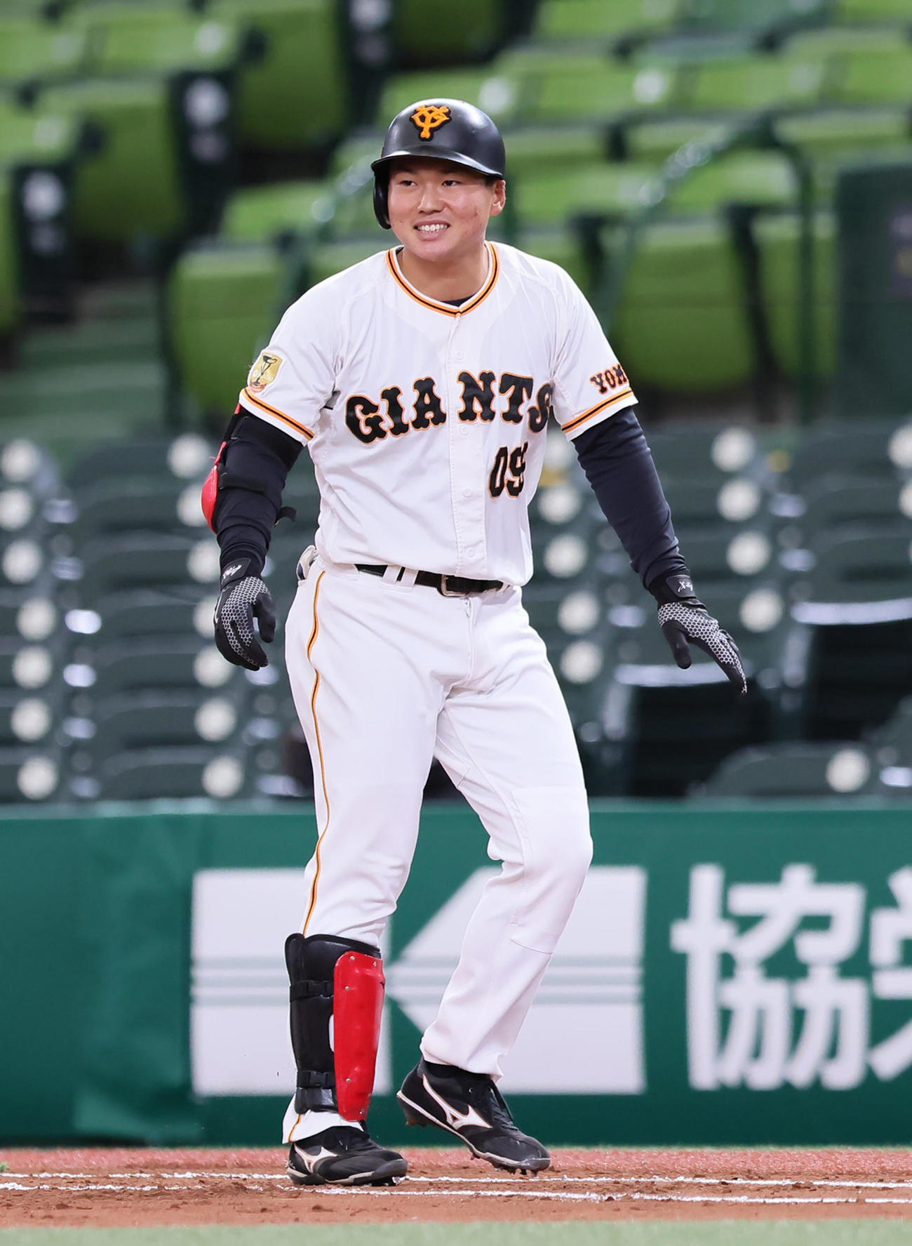 12球団合同トライアウト　6打席目で初安打となる左前打を放ち笑顔の巨人山下（撮影・足立雅史）