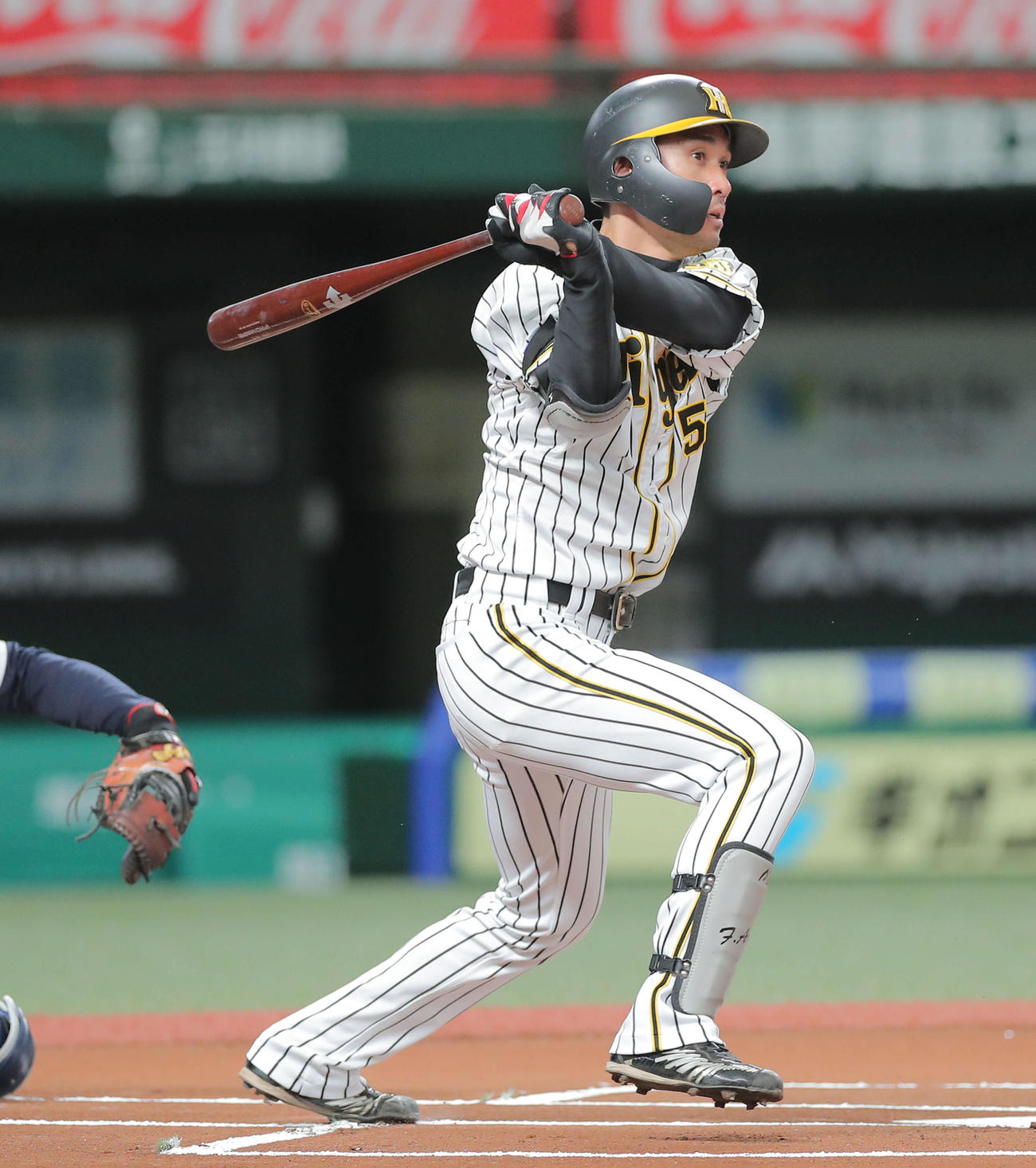 一打席目、二ゴロに倒れる阪神荒木（撮影・河田真司）