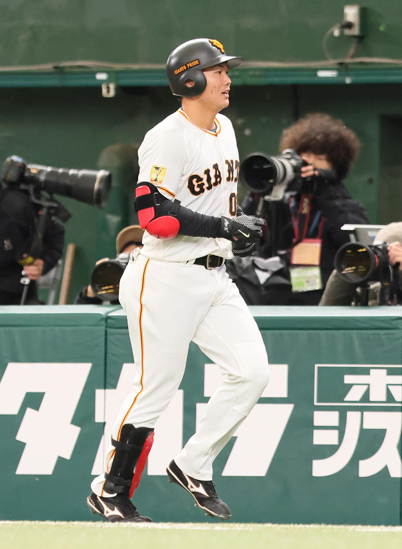 二ゴロに倒れた巨人山下（撮影・足立雅史）
