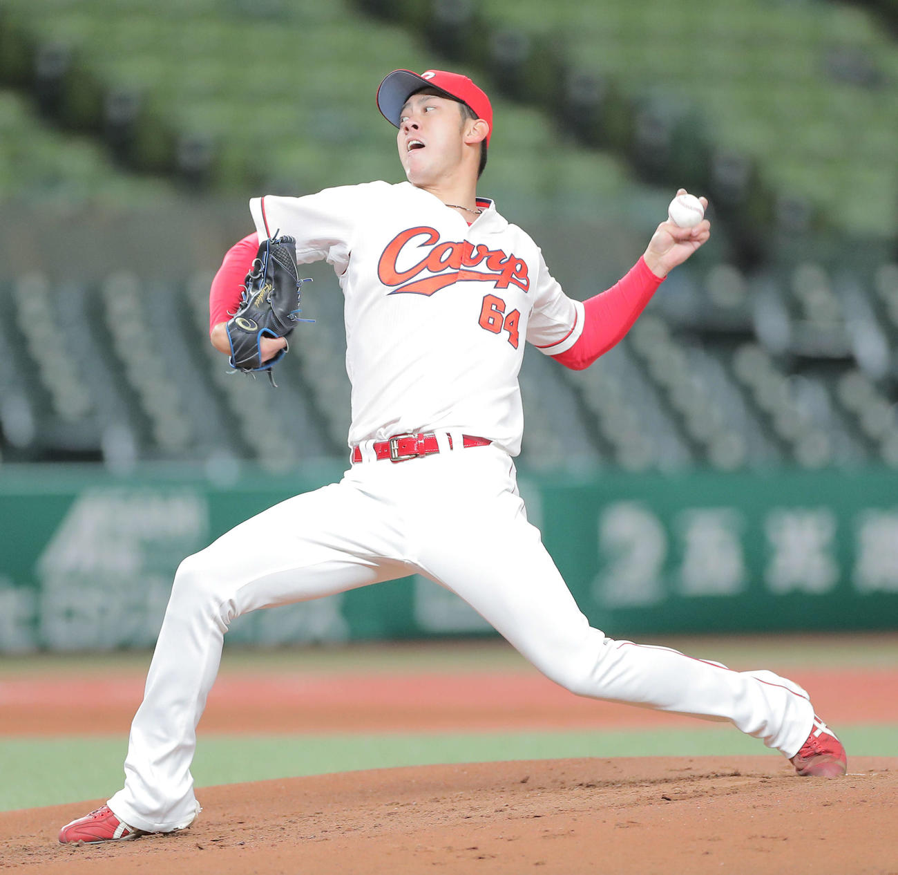 力投する広島中村恭（撮影・河田真司）