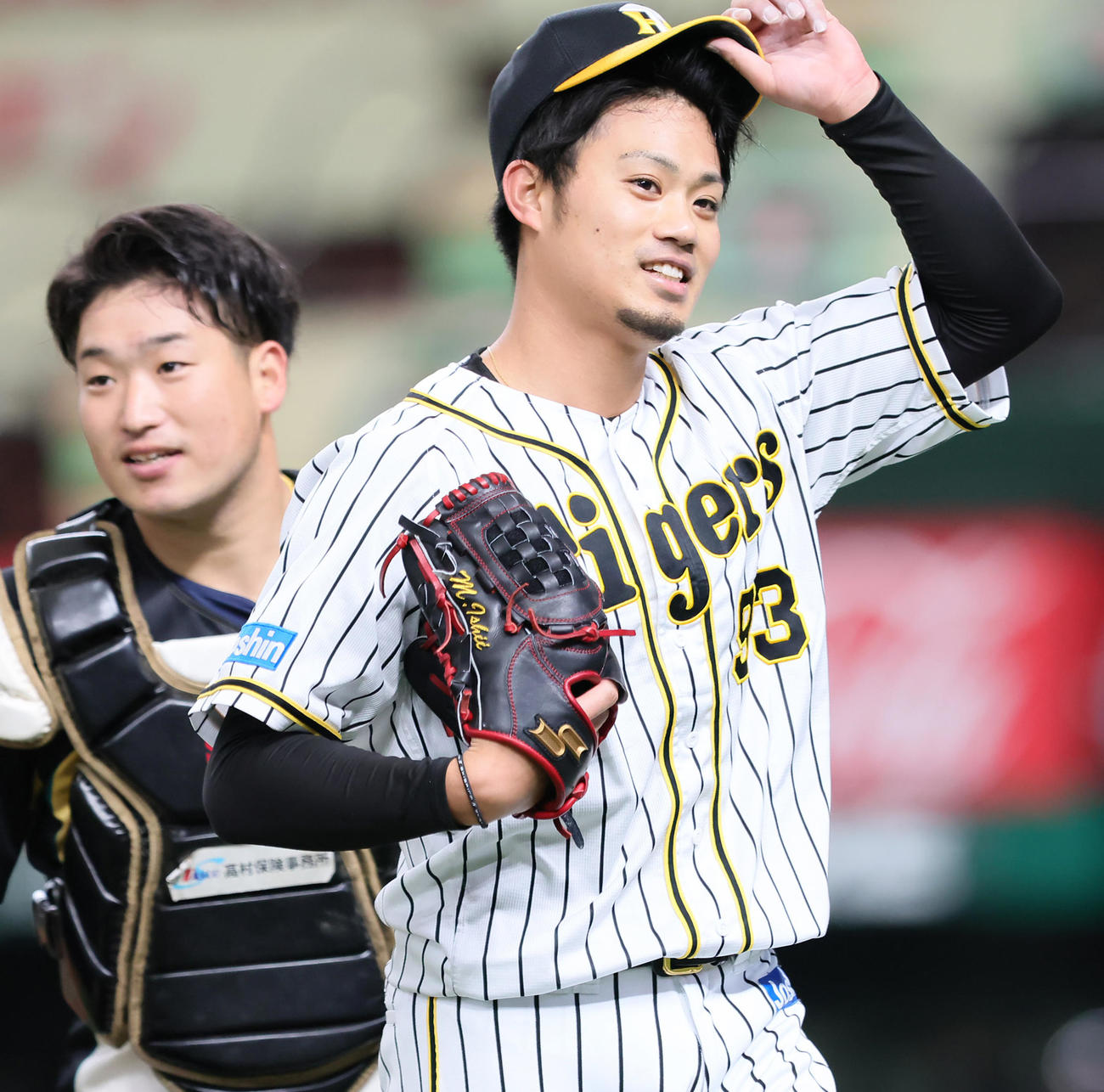 12球団合同トライアウト　3者凡退に抑え笑顔を見せる阪神石井（右）（撮影・足立雅史）