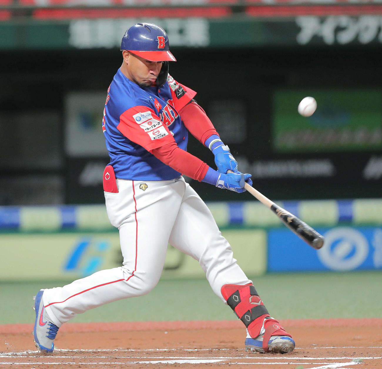 一打席目、右飛に倒れる楽天ルシアノ・フェルナンド（撮影・河田真司）