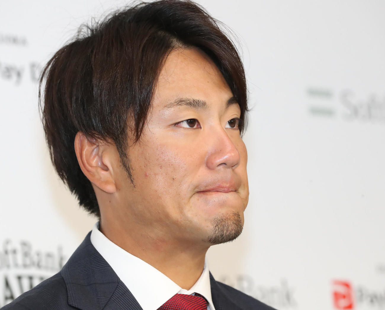 ダウン提示で更改した中谷将大は会見で話をする（撮影・梅根麻紀）