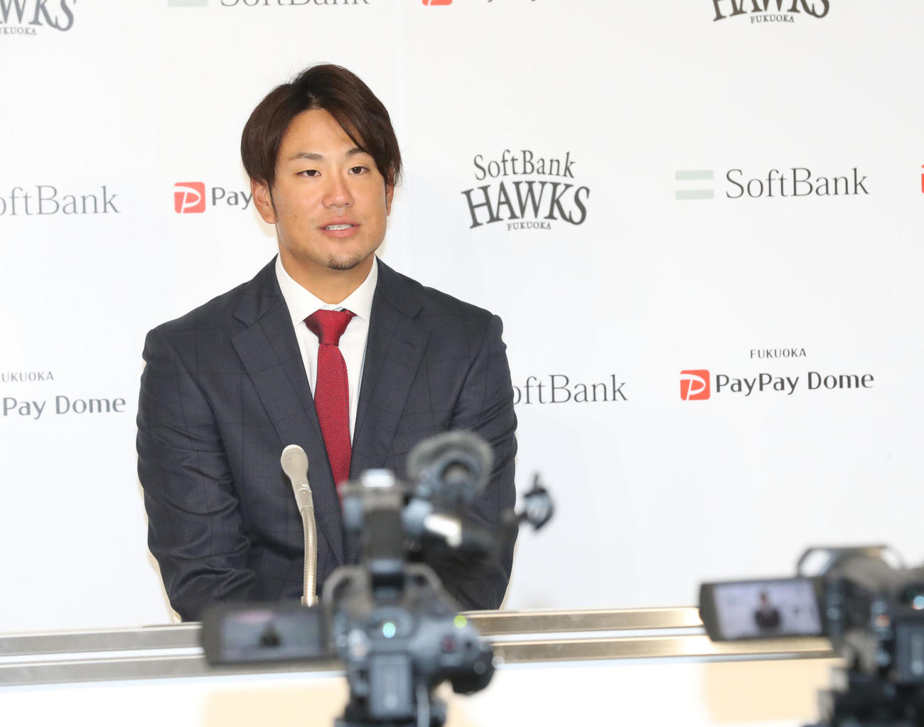 ダウン提示で更改した中谷将大は会見で話をする（撮影・梅根麻紀）