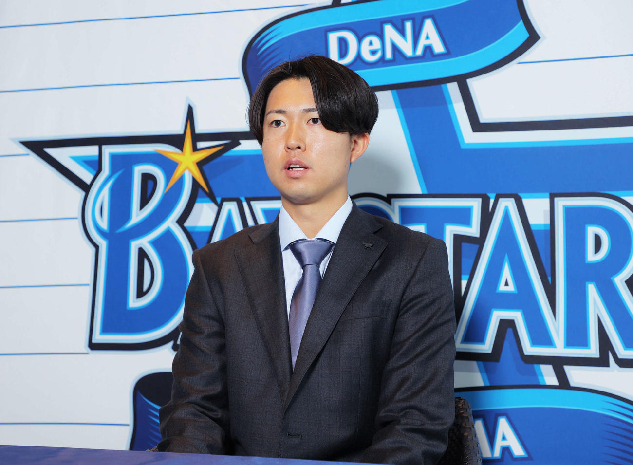 契約更改し、記者の質問に答えるDeNA京山（撮影・河田真司）
