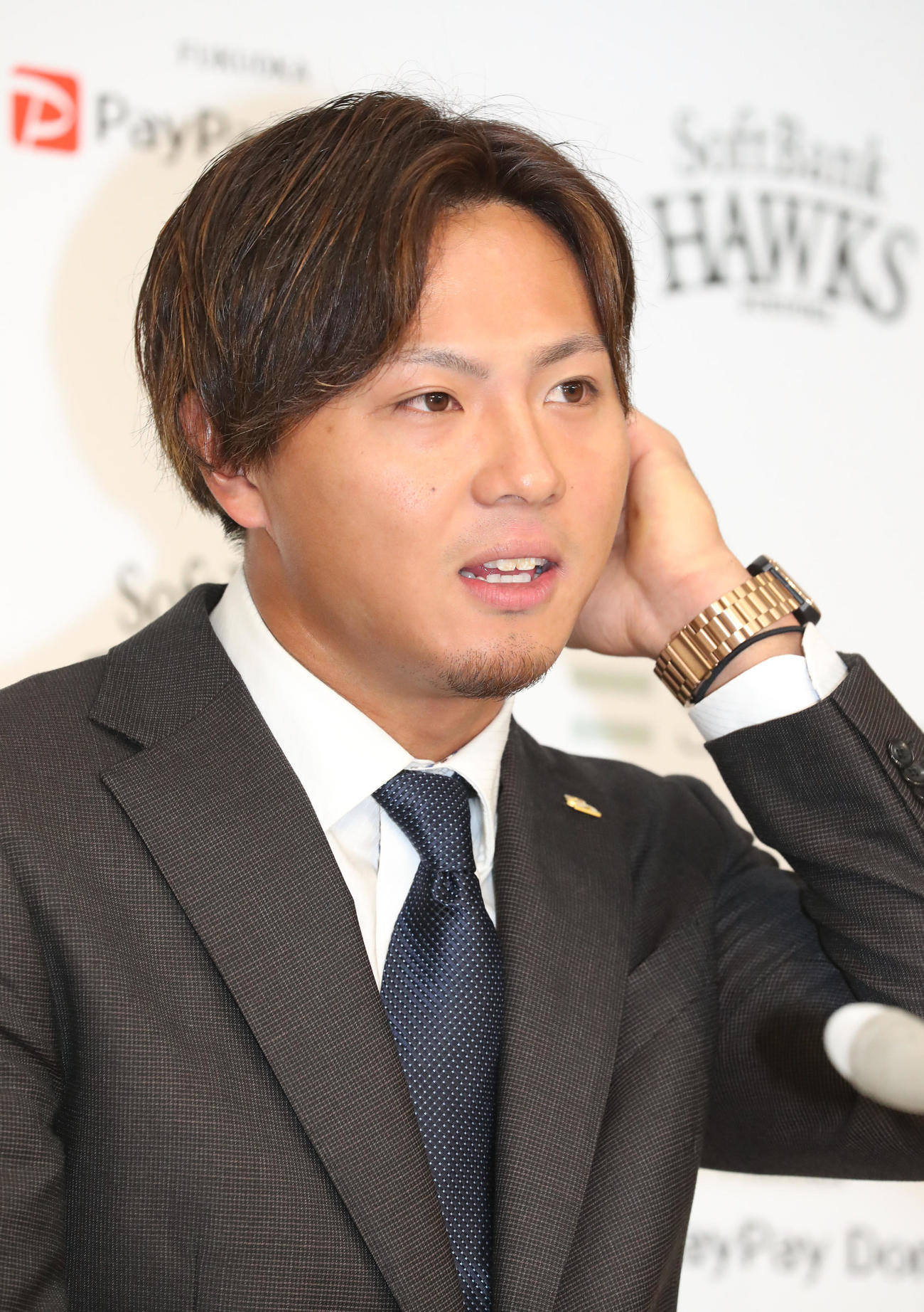 ダウン提示で更改した佐藤直樹は会見で話をする（撮影・梅根麻紀）