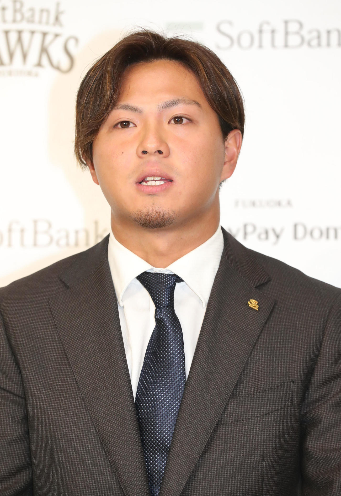 ダウン提示で更改した佐藤直樹は会見で話をする（撮影・梅根麻紀）