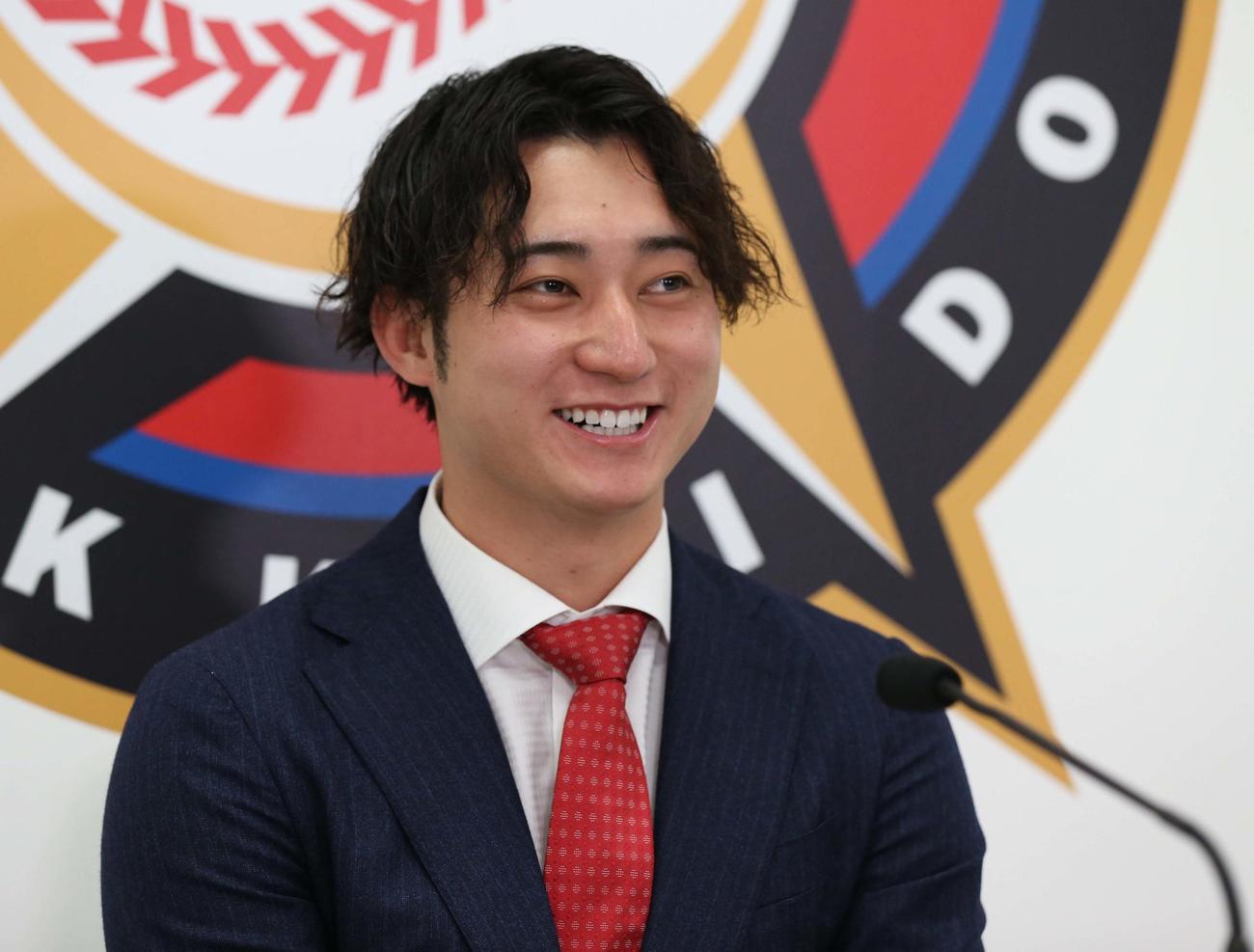 契約更改を終え笑顔で会見する浅間（撮影・黒川智章）