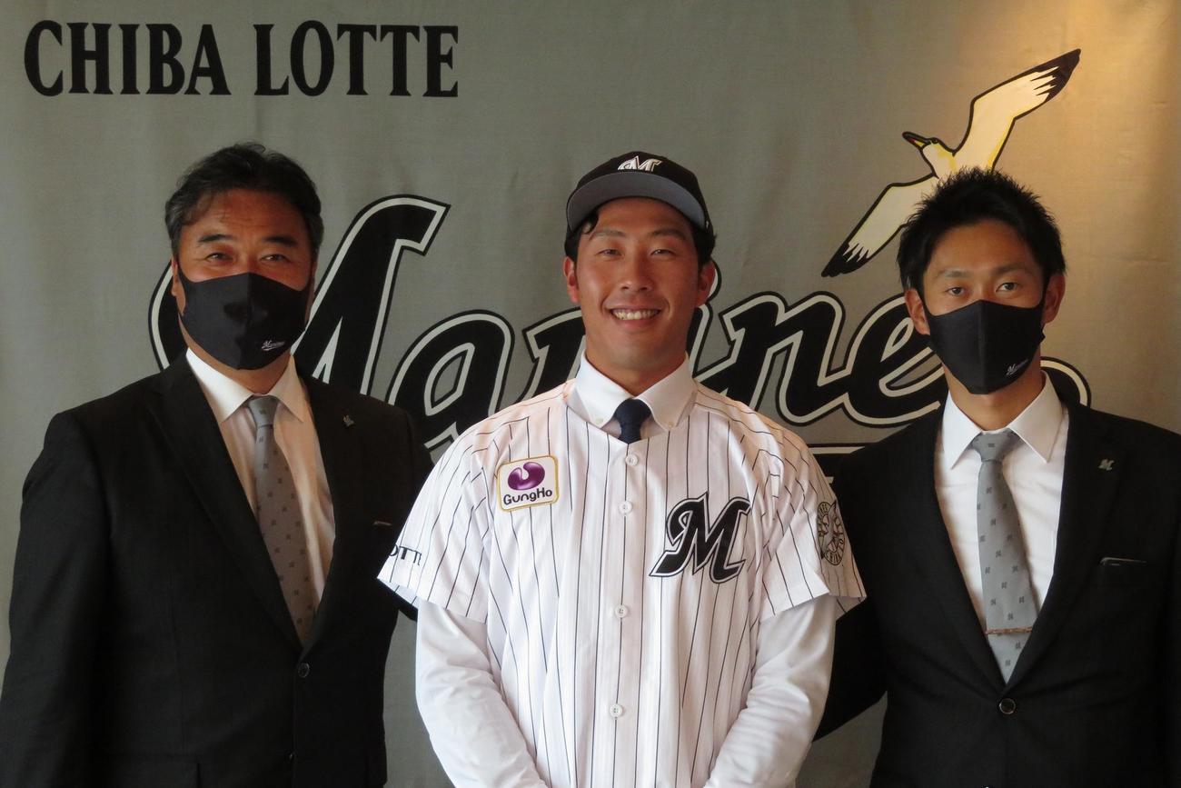 ロッテと契約したドラフト5位の三菱重工West・八木彬投手。永野育成・スカウト部長（左）、三家スカウト（右）とともに（撮影・金子真仁）