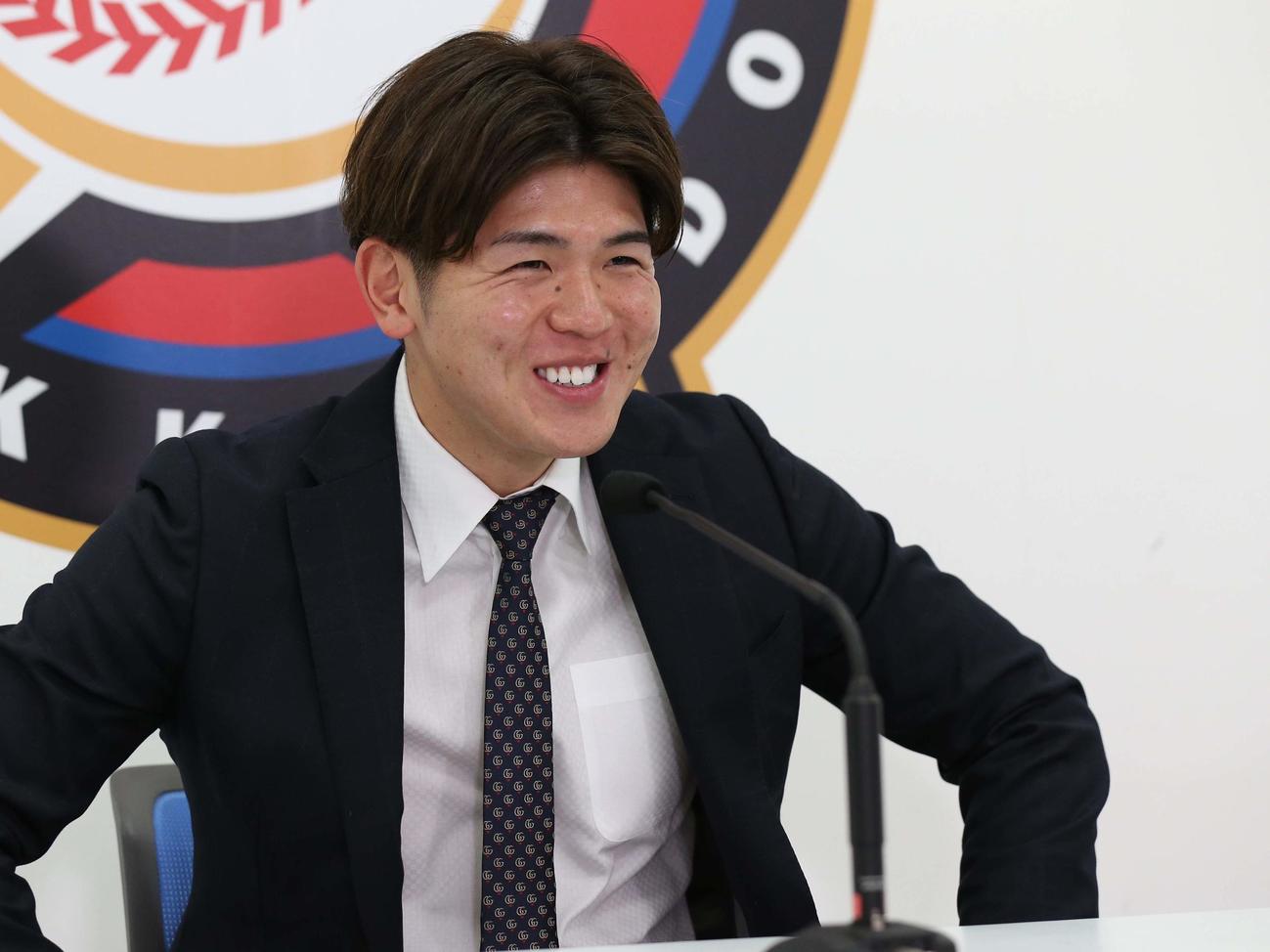 契約更改を終え笑顔で会見する清水（撮影・黒川智章）