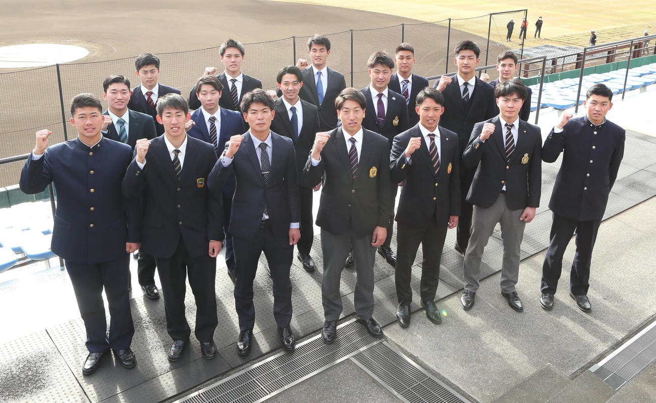 ジャイアンツ球場を施設見学した巨人ドラフト1位翁田（前列中央）ら新人選手たち。同左から同6位代木、同4位石田、同2位山田、1人おいて同3位赤星、同5位岡田、同7位花田、中列左から育成4位笹原、同2位高田、同1位鈴木、同3位亀田、同5位鴨打、後列左から同9位川崎、同7位京本、同6位菊地、同8位富田、同10位大津（撮影・足立雅史）