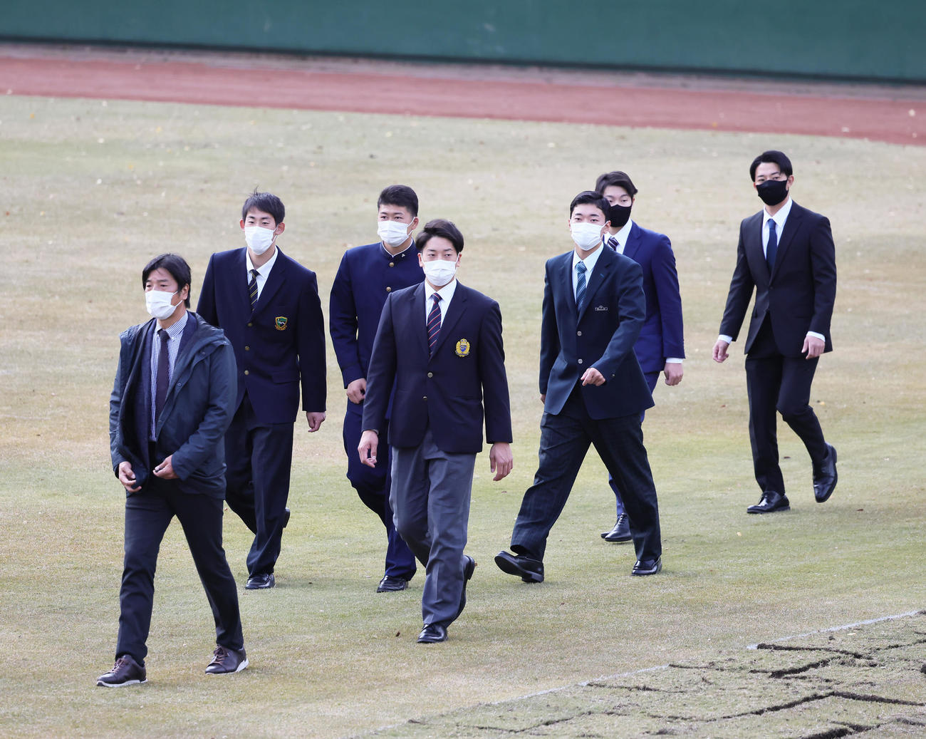 ジャイアンツ球場を施設見学した巨人ドラフト1位翁田（中央）ら新人選手たち（撮影・足立雅史）