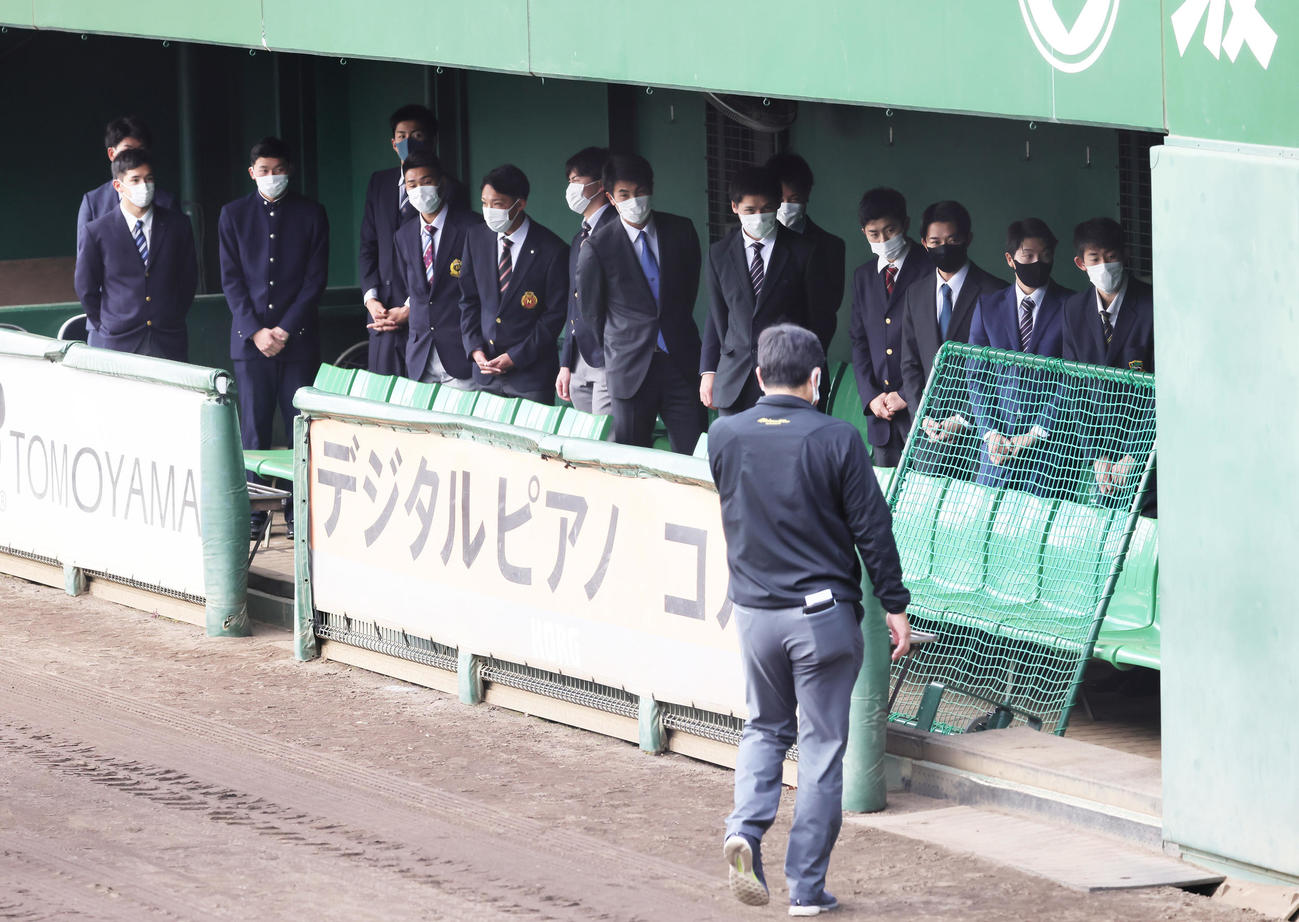 ジャイアンツ球場を施設見学した巨人の新人選手たち（撮影・足立雅史）