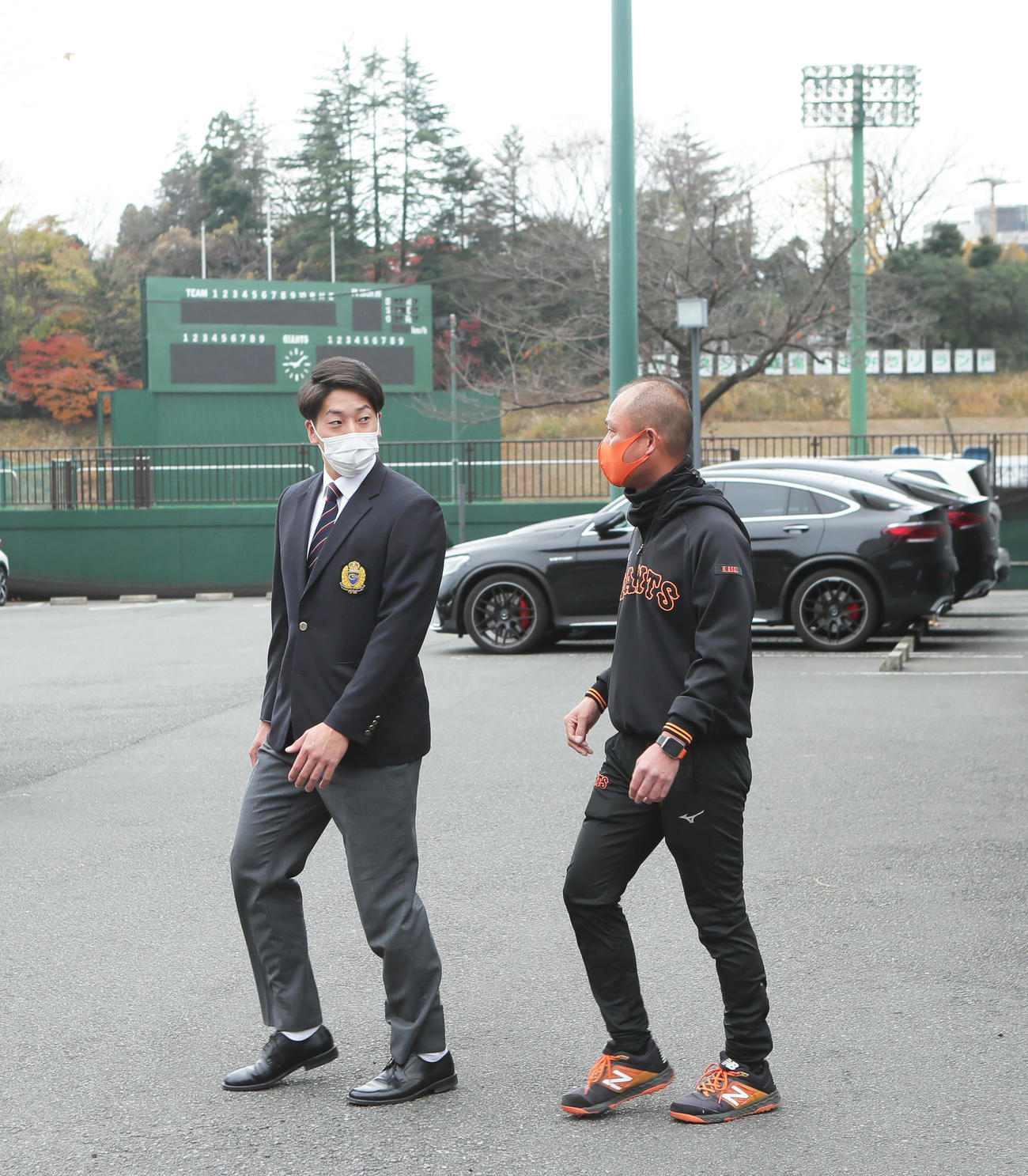 ジャイアンツ球場を施設見学した巨人ドラフト1位翁田（左）（撮影・足立雅史）