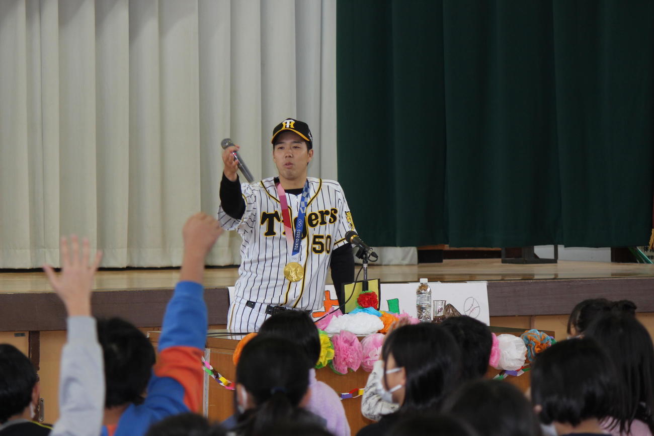 出身地・横浜市鶴見区の生麦小で生徒の質問に答える阪神青柳（撮影・柏原誠）