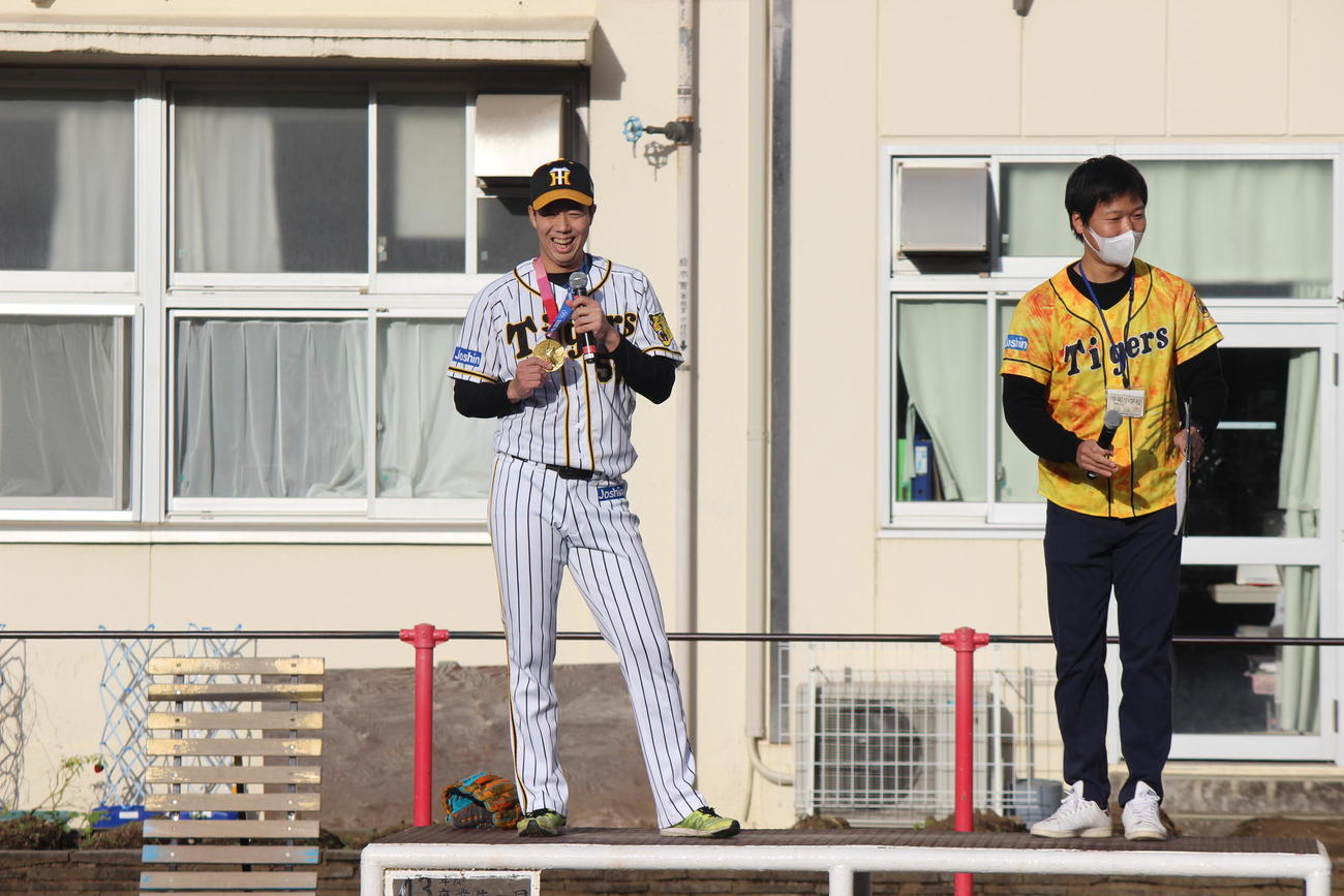 母校の寺尾小を訪問し、笑顔を見せる阪神青柳（撮影・柏原誠）
