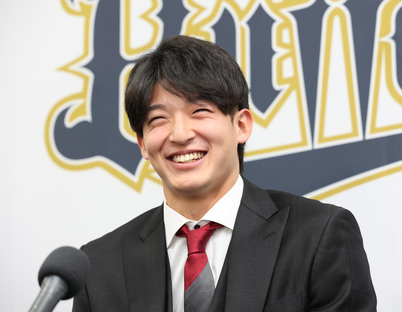 契約更改を終え会見で笑顔を見せるオリックス山崎颯一郎（撮影・清水貴仁）