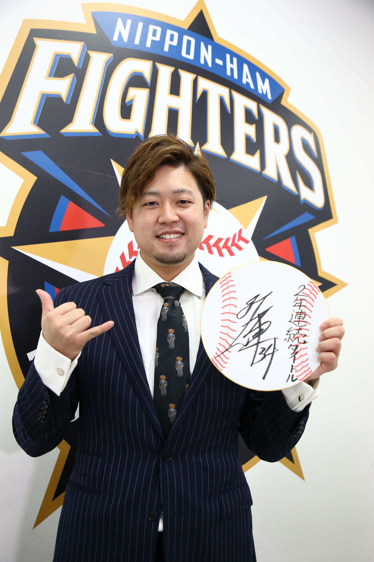 契約更改交渉を終え、来季の目標「2年連続タイトル」と書き記した日本ハム堀（代表撮影）