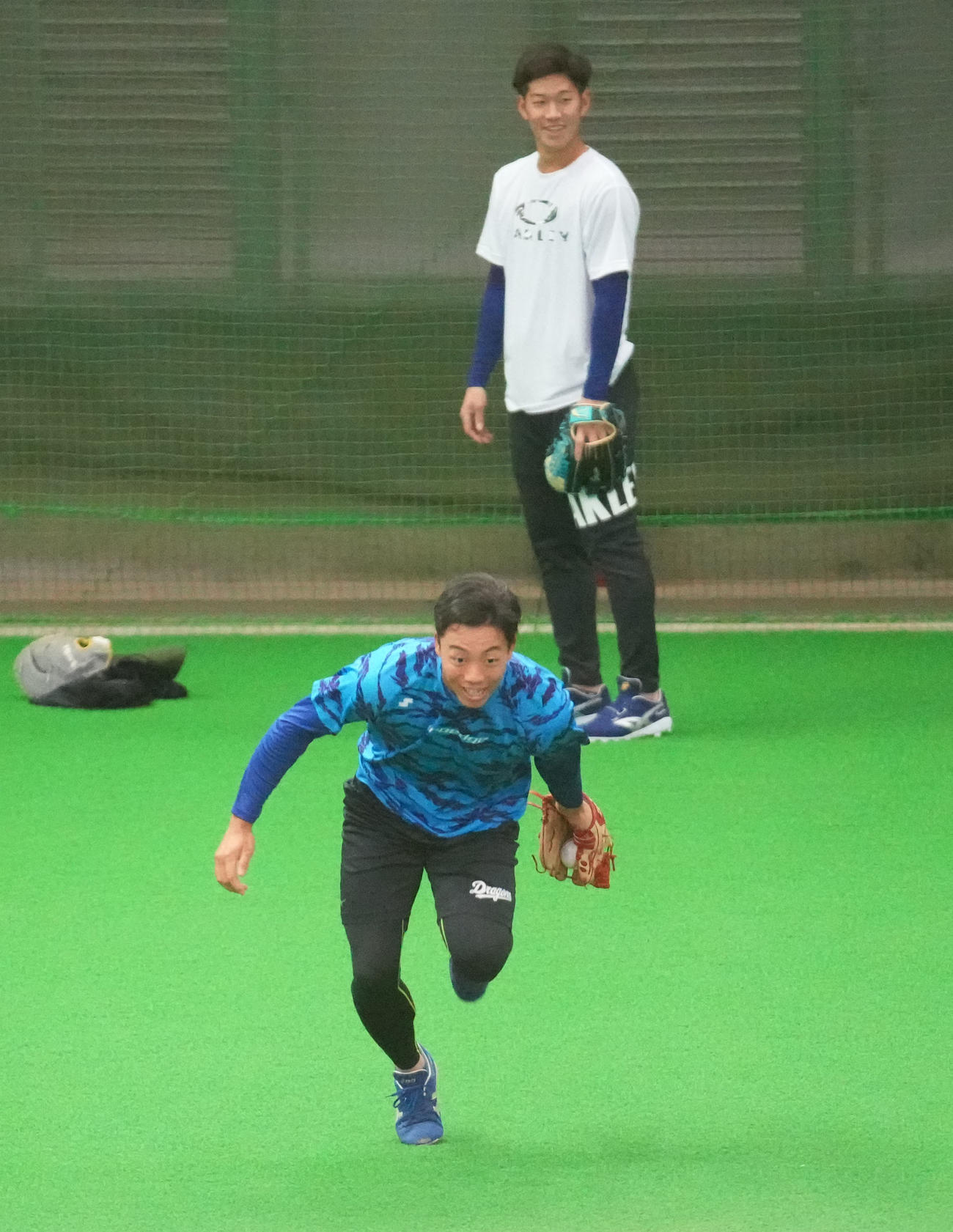 京田（奥）とノックを受ける岡林（撮影・森本幸一）