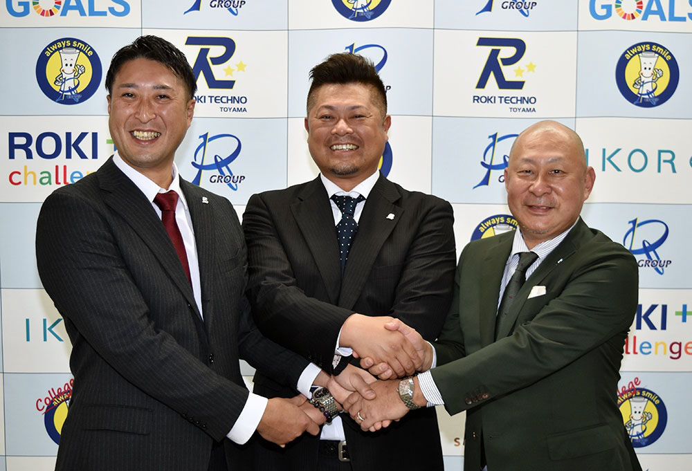 ロキテクノ富山にバッテリーコーチ兼ディフェンス担当として入団した細川亨氏、左は藤田太陽監督、右は伊東伸オーナー