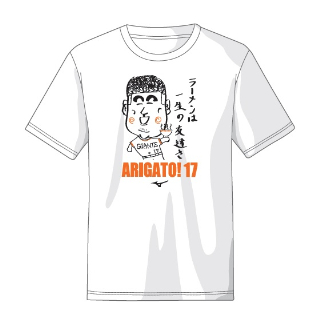 今季限りで現役引退した巨人大竹の「引退記念グッズ」で阿南広報の書いた似顔絵がデザインされたミズノTシャツ（球団提供）