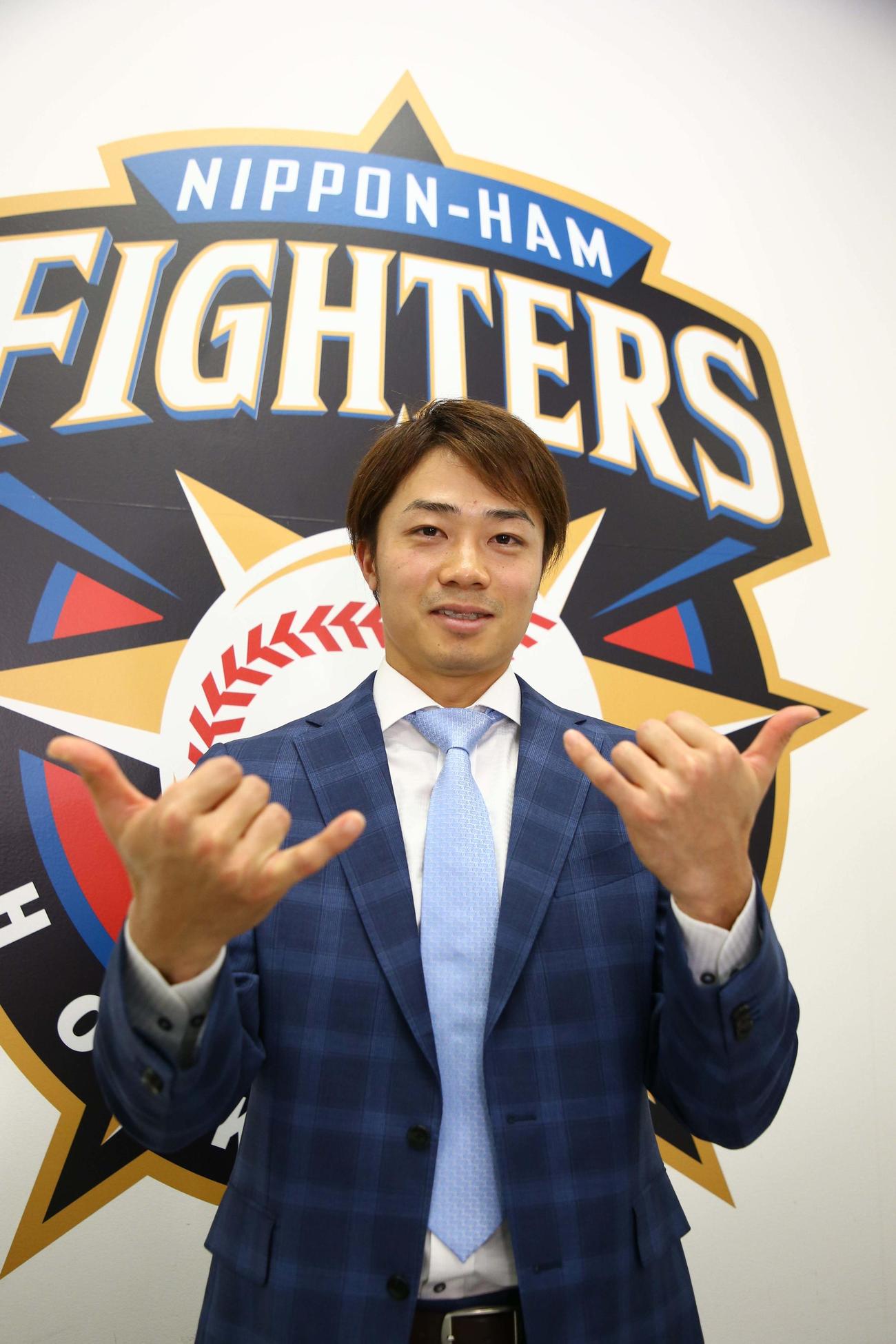 契約更改交渉を終え「BIGBOSSポーズ」を決める日本ハム中島（代表撮影）