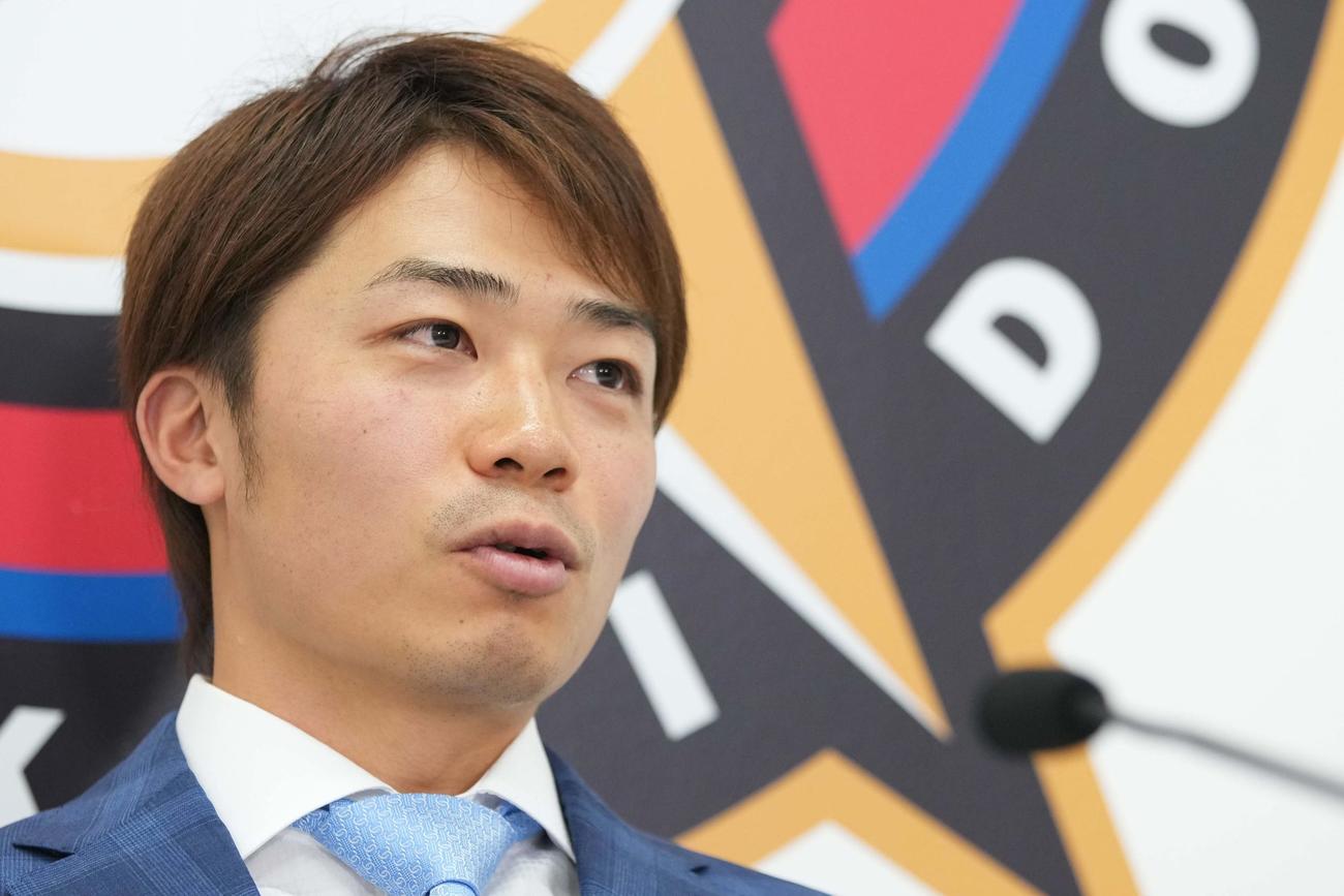 契約更改交渉を終え、取材に応じる日本ハム中島（代表撮影）