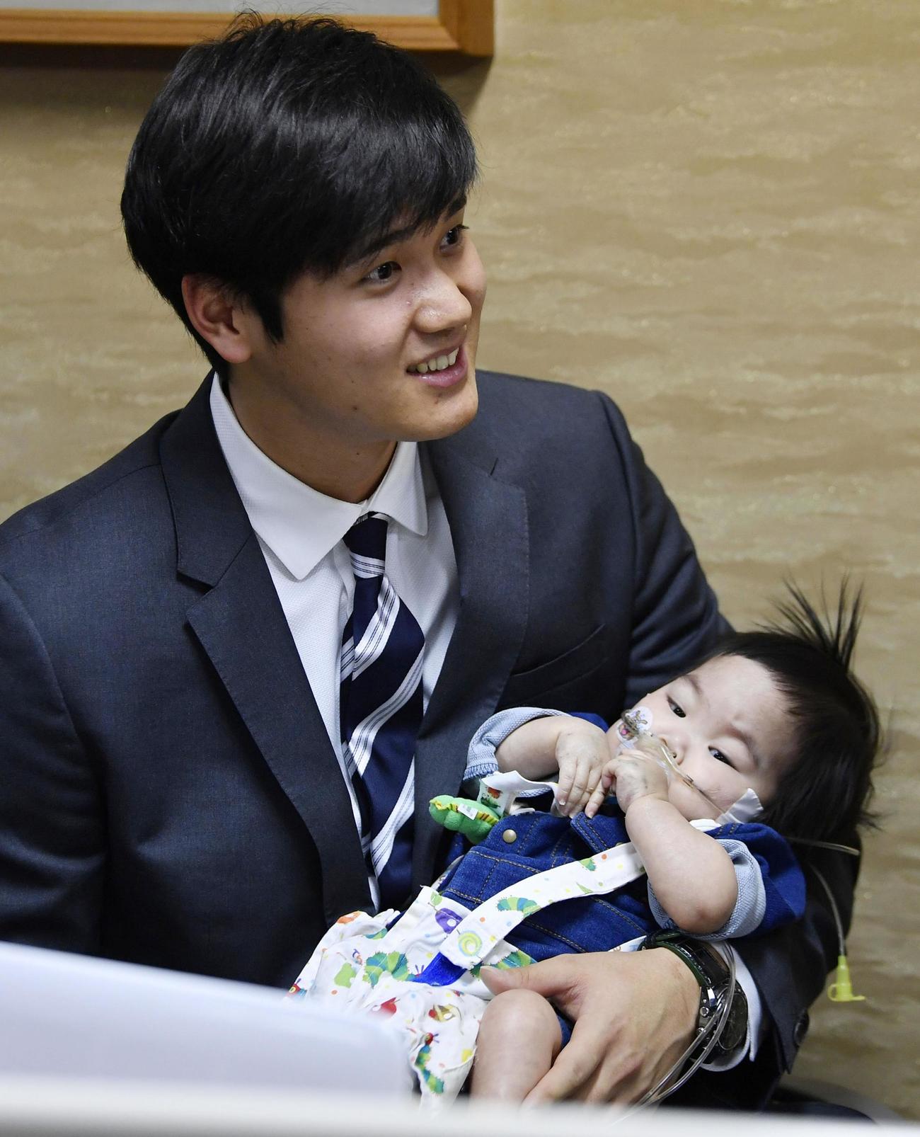 2019年1月、拡張型心筋症で闘病中だった川崎翔平ちゃんをだっこするエンゼルス大谷