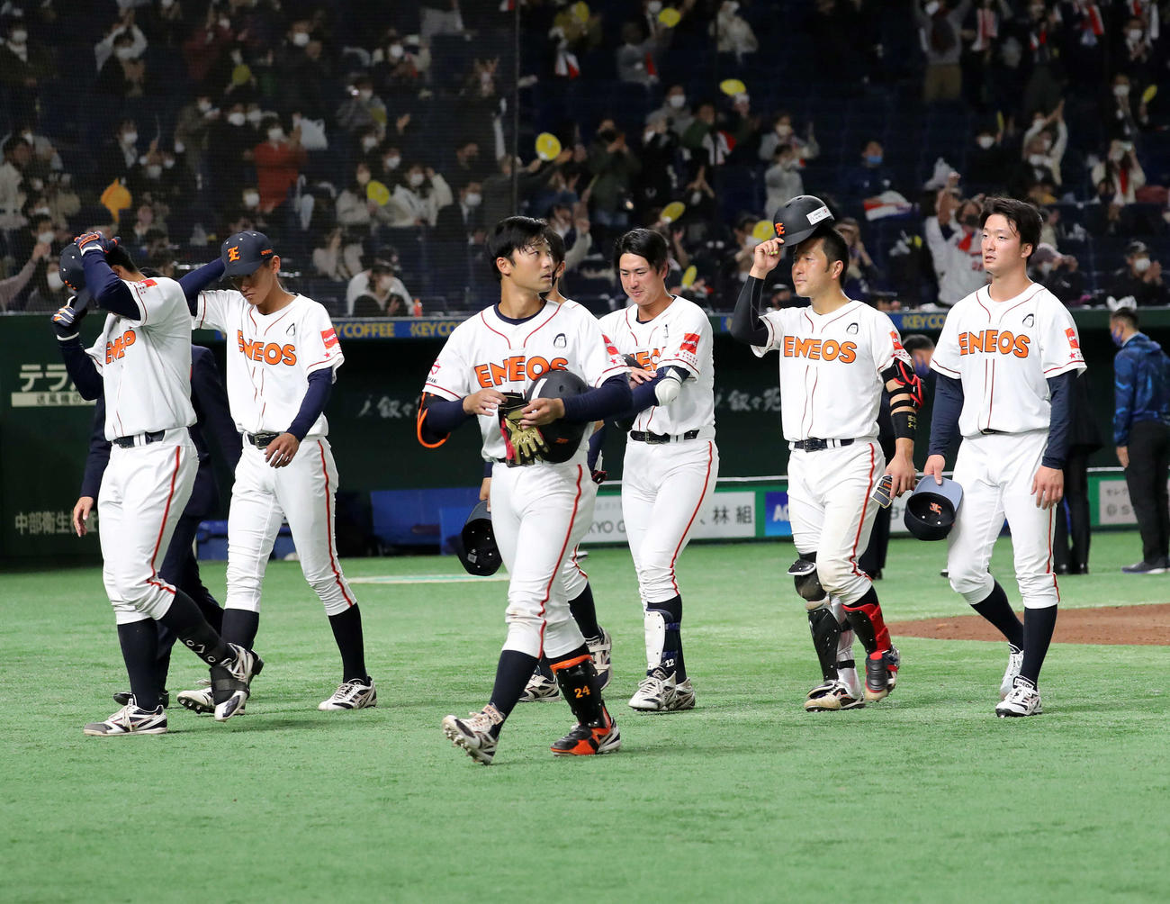 ENEOS対東京ガス　敗戦し引き揚げるENEOSの選手たち（撮影・鈴木正人）