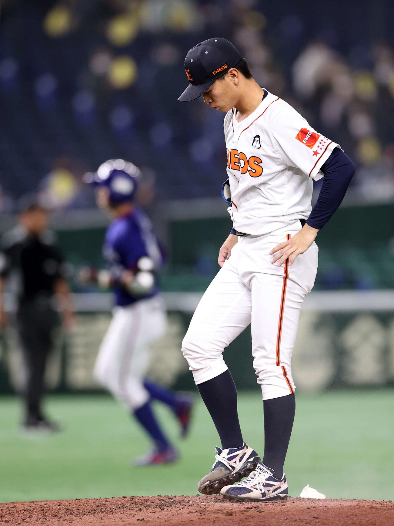 ENEOS対東京ガス　4回裏東京ガス無死一塁、小野田（左）に左越え本塁打を放たれ悔しそうな表情を見せるENEOS・関根（撮影・鈴木正人）