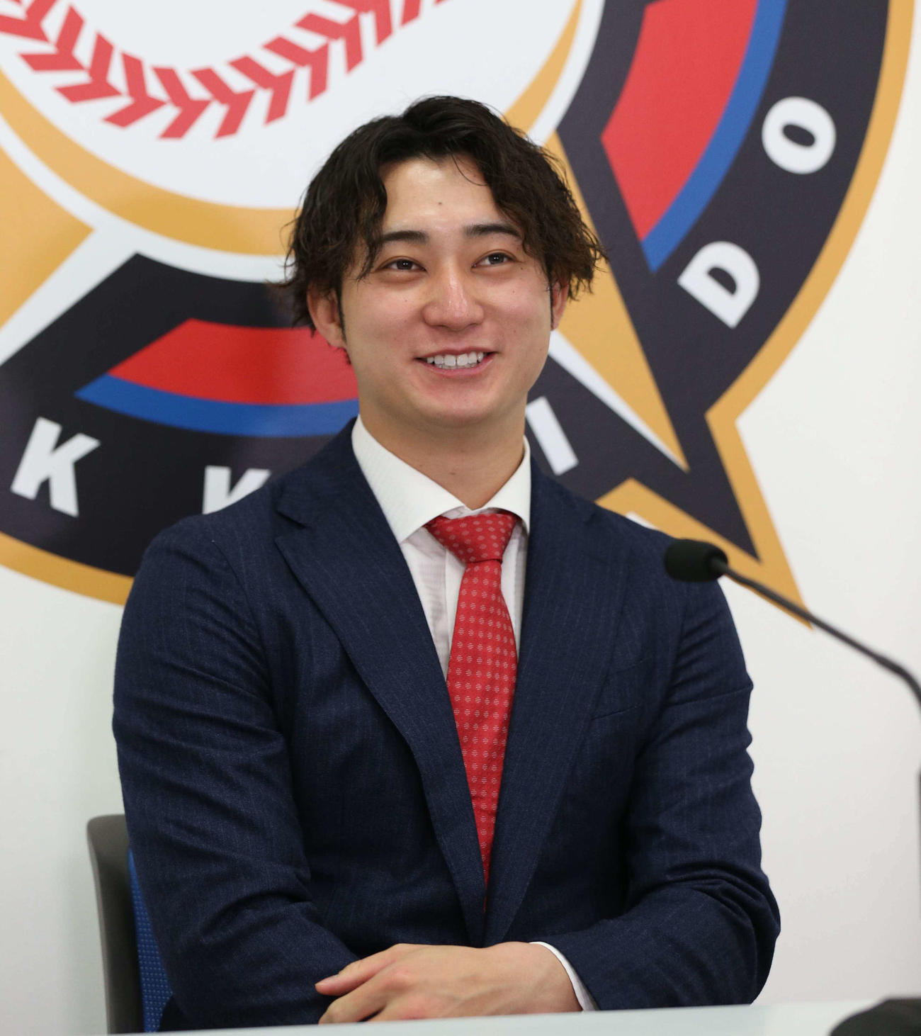 契約更改を終え笑顔で会見する浅間（撮影・黒川智章）