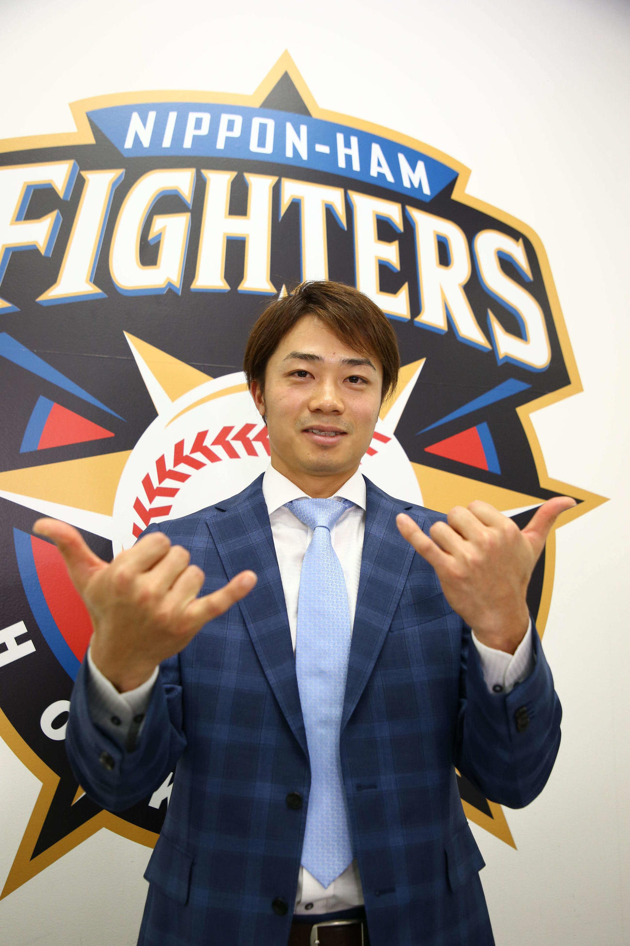 契約更改交渉を終え「BIGBOSSポーズ」を決める日本ハム中島（代表撮影）