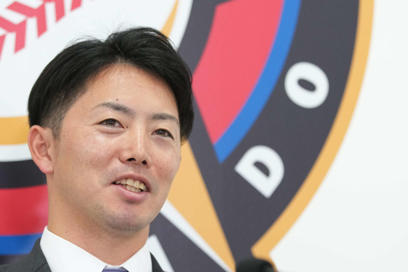 契約更改を終えて笑顔の日本ハム谷内（代表撮影）