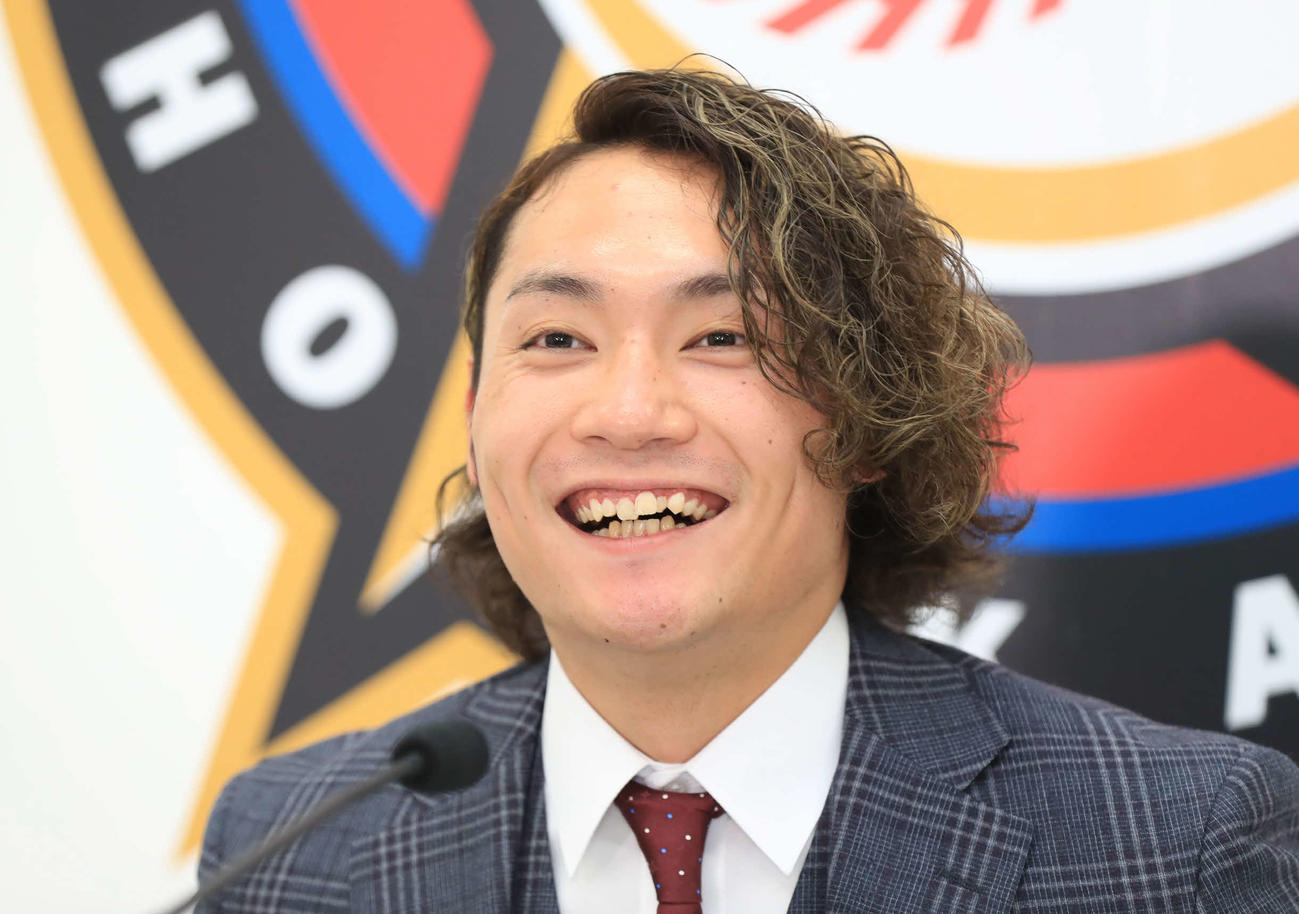 初の契約更改を終え笑顔で会見に臨む日本ハム伊藤（代表撮影）
