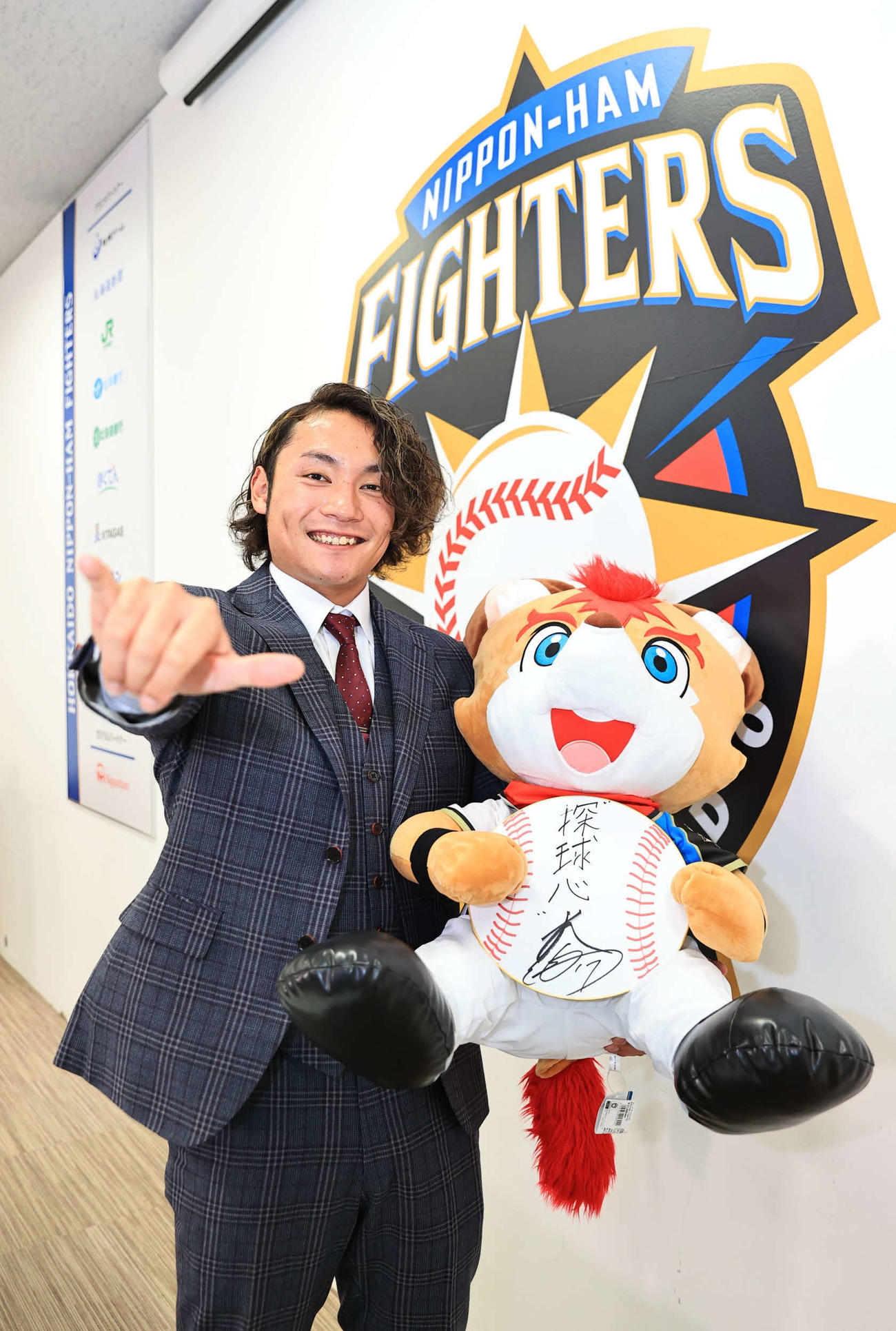 ビッグボスポーズをする日本ハム伊藤（代表撮影）