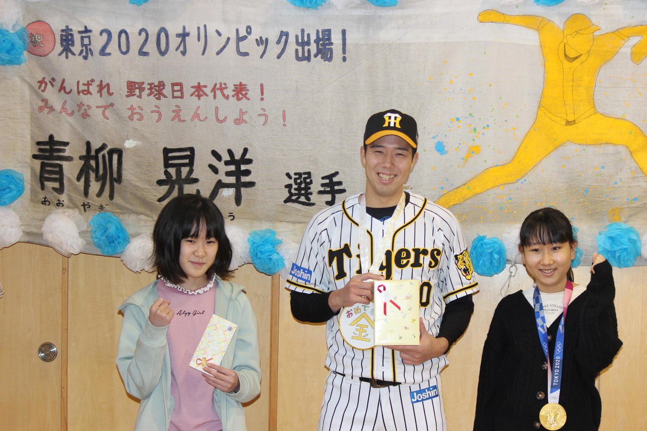 母校の横浜市立寺尾小で笑顔を見せる阪神青柳（撮影・柏原誠）
