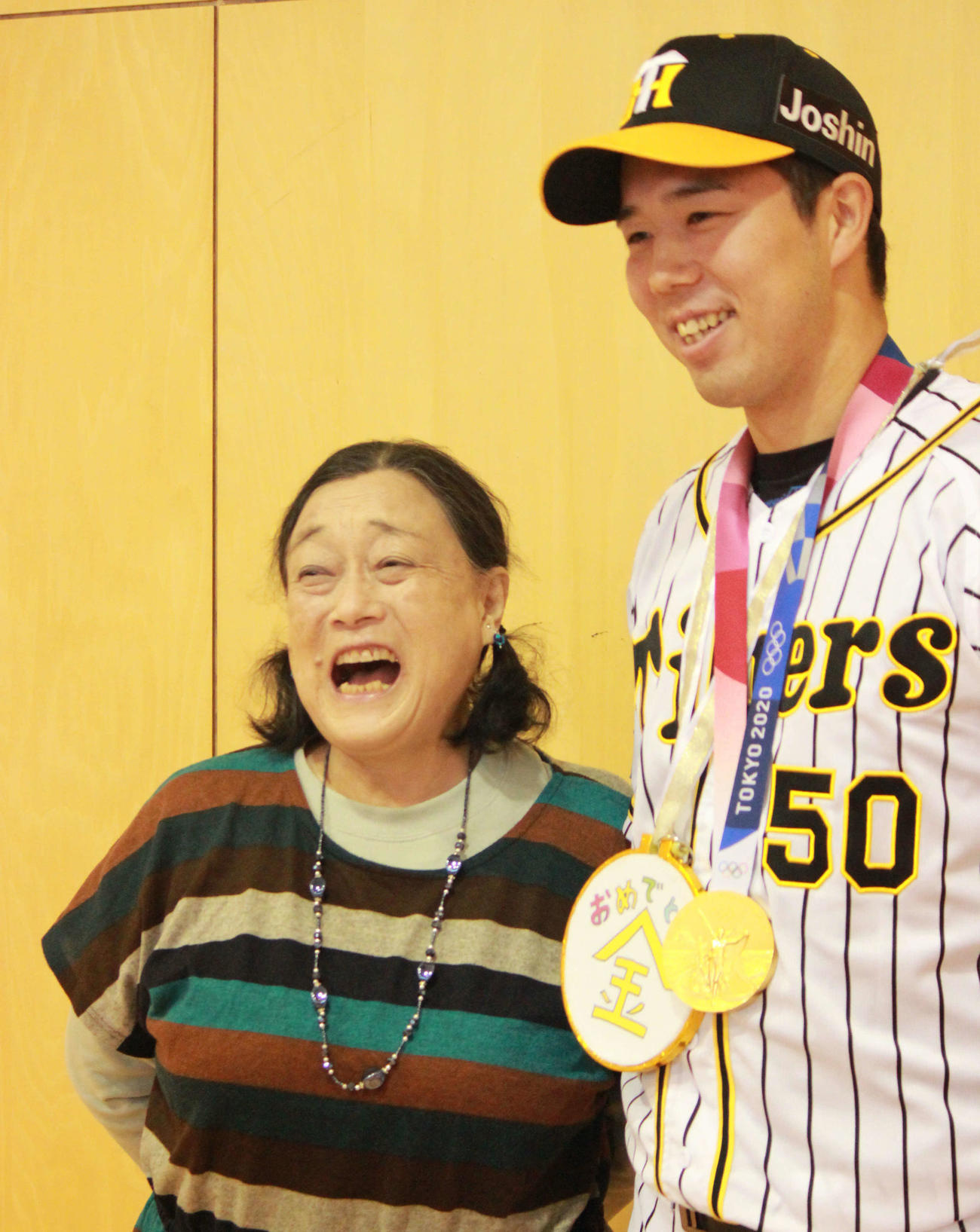母校の横浜市立寺尾小で恩師の小林光子さんと再会する阪神青柳（撮影・柏原誠）