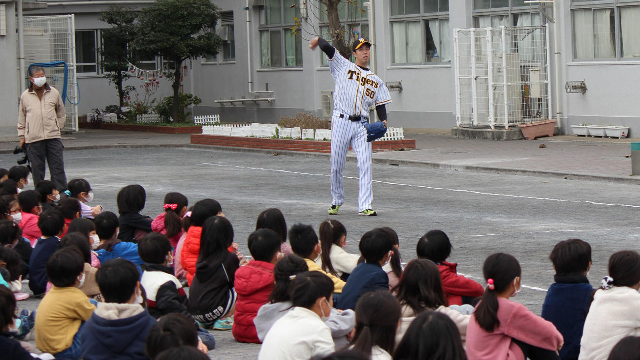 出身地・横浜市鶴見区の生麦小でキャッチボールを披露する阪神青柳（撮影・柏原誠）